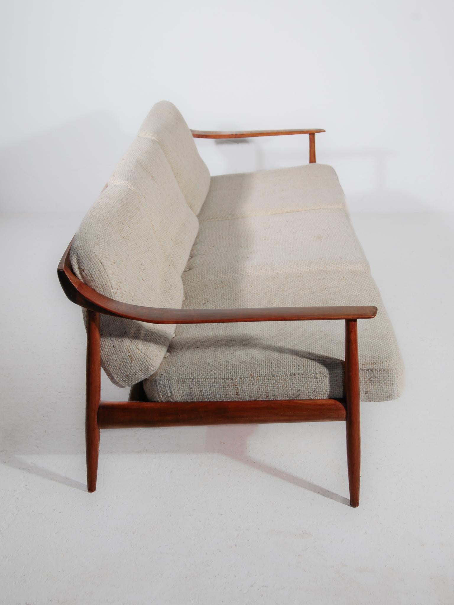 Milieu du XXe siècle Knoll- Antimot Walnut Three Seat U-Vorm Sofa by Walter Knoll, Germany en vente