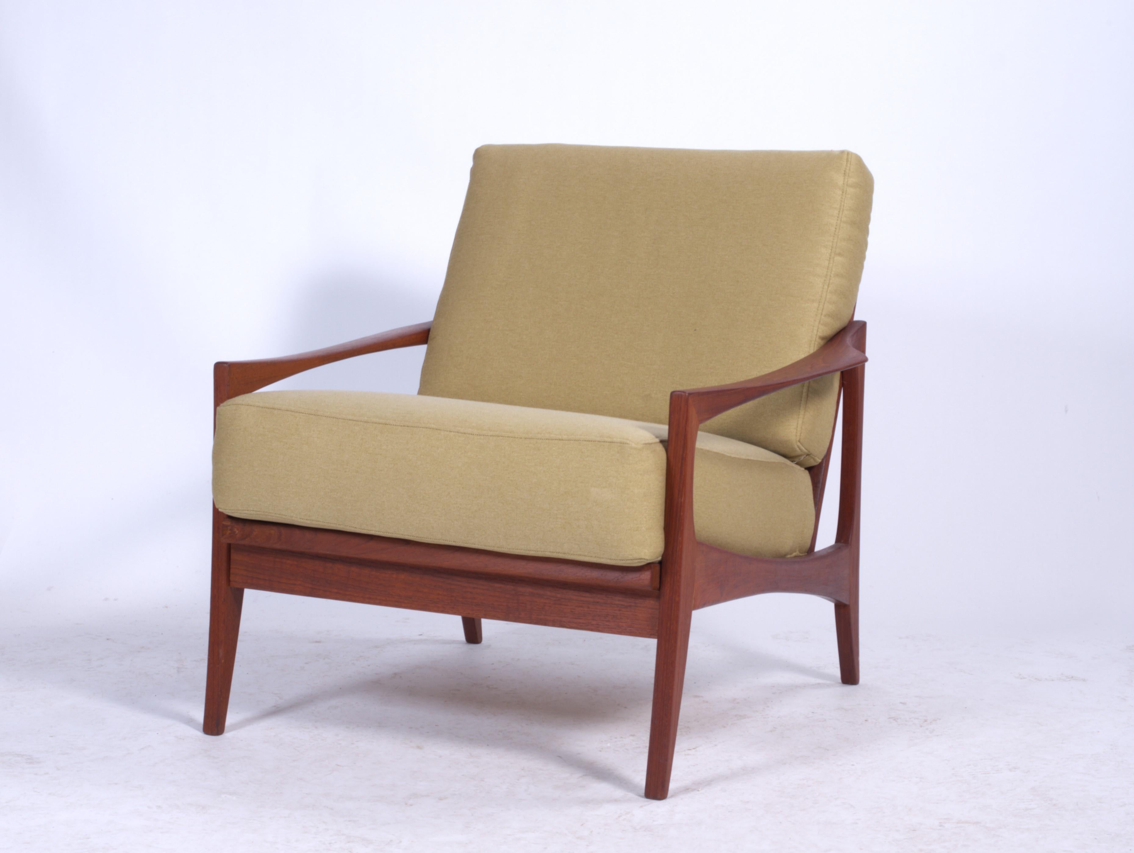 Mid-century vintage easy chair in solid teak frame and newly upholstered cushions with metal spring frame inside (epeda system).

And comfortable chair and a schulpture with its contrast between the organic shape teak armrest and the squared