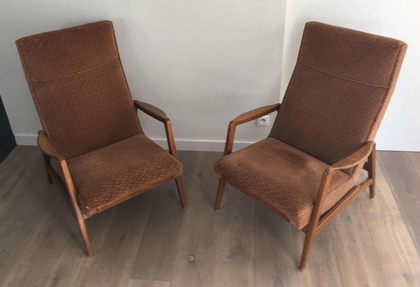 This pair of relax armchairs can be changed into lounge chairs. They are signed Knoll Antimott. The velvet is original. America, circa 1960.