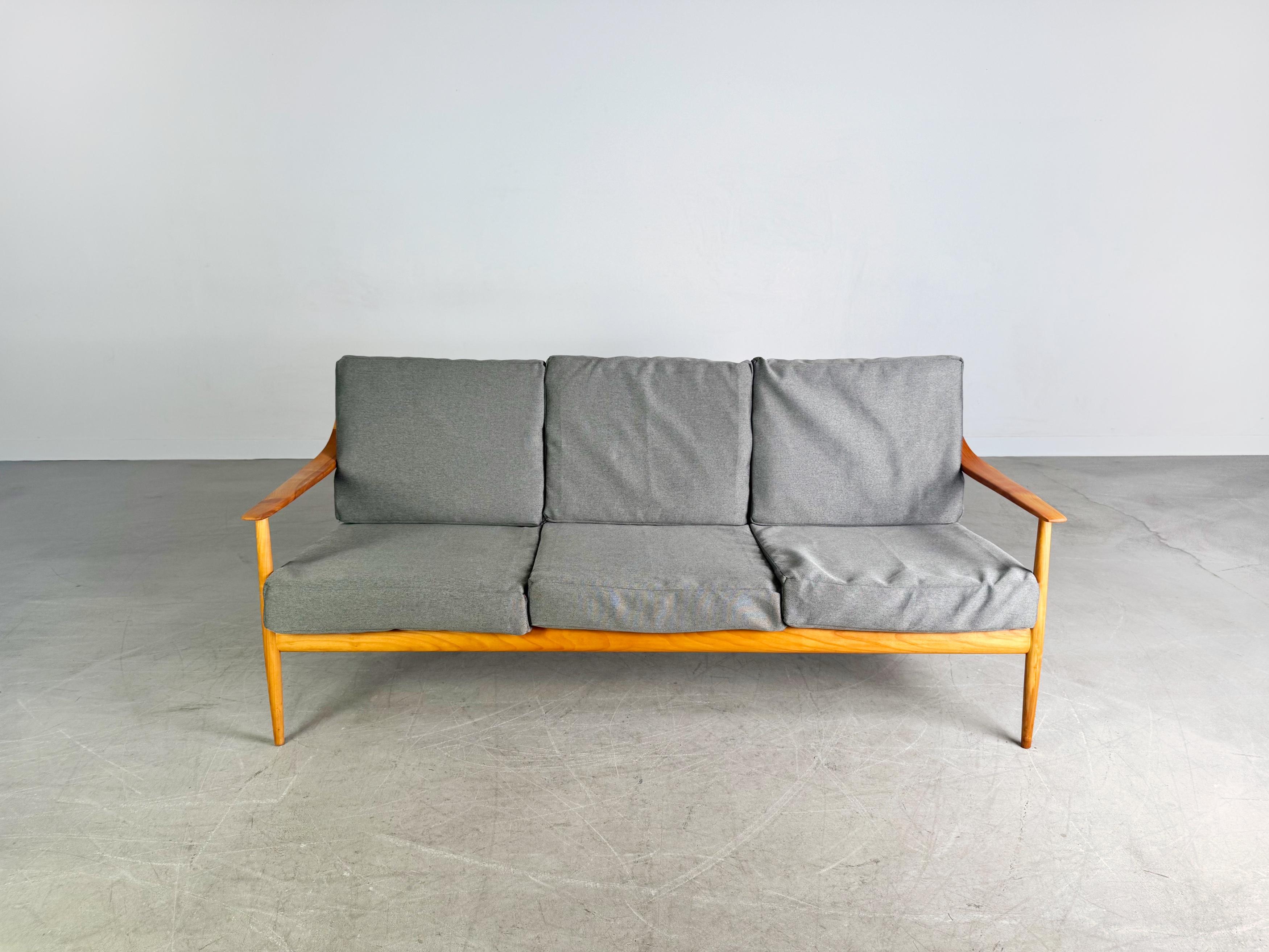 Wir bieten ein wunderschönes Knoll Antimott Vintage Sofa aus den 1950er Jahren zum Verkauf an. Das Dreisitzer Sofa wurde professionell aufgearbeitet und verfügt über neue Bezüge in einem modernen und schlichten grau, womit es sich ideal in