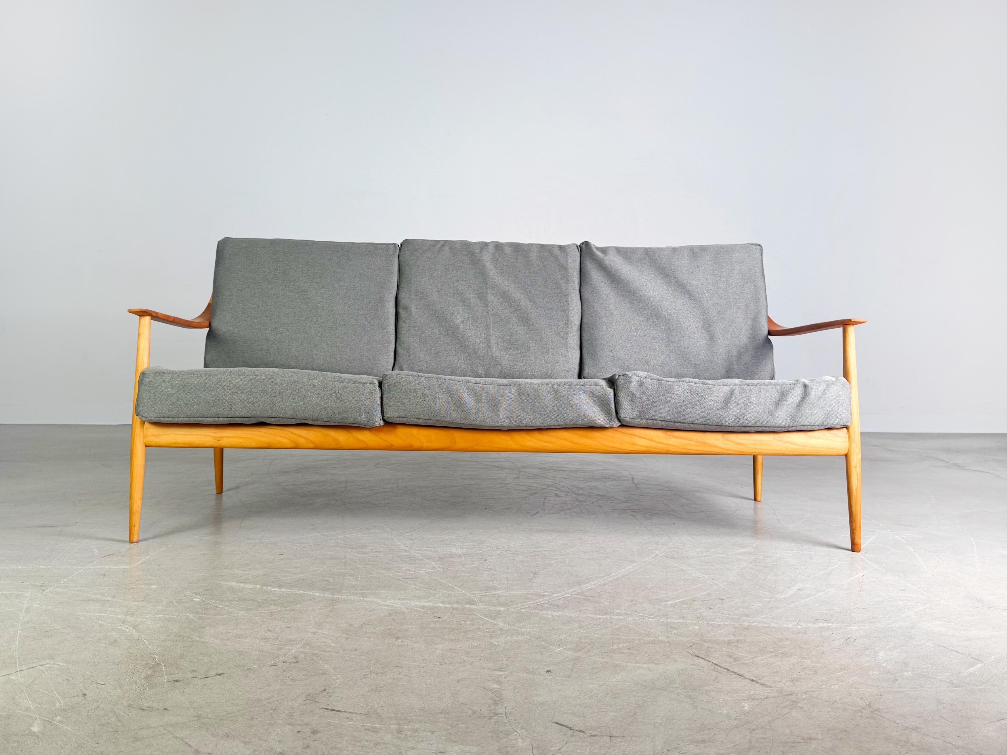 Knoll Antimott Sofa Midcentury Couch Walter Wilhelm Knoll Ahorn (Moderne der Mitte des Jahrhunderts) im Angebot