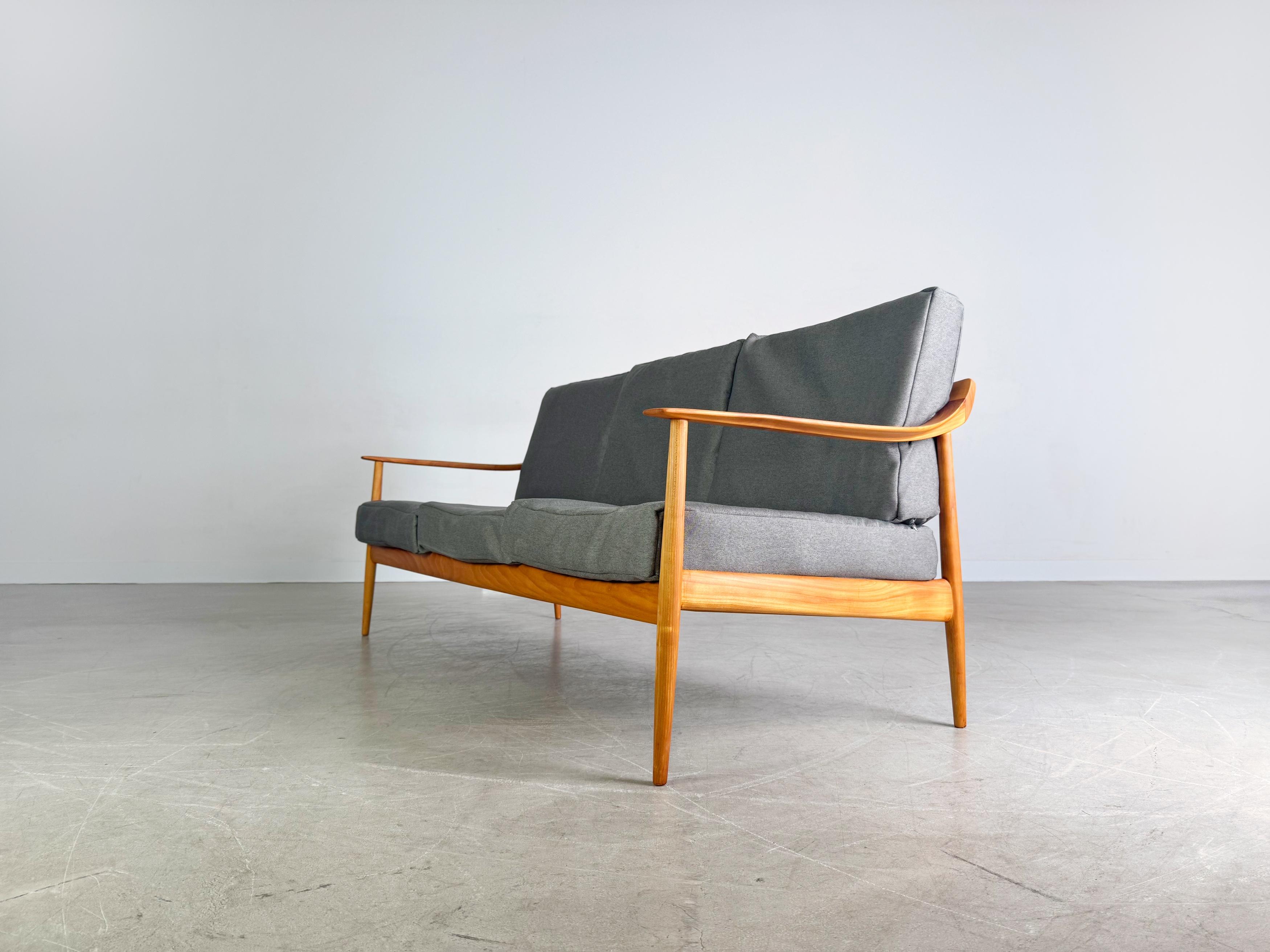 Knoll Antimott Sofa Midcentury Couch Walter Wilhelm Knoll Ahorn im Zustand „Gut“ im Angebot in Berlin, DE
