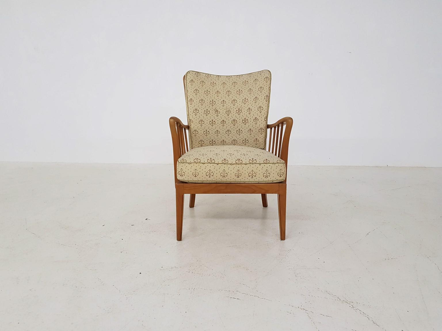 Knoll Antimott vintage lounge chair, Germany, 1960s.

With original upholstery in good condition. Springs inside the cushions.

Measures: Height 88 cm; seating 44 cm

Width 64 cm

Depth 65 cm; seating: 52 cm.