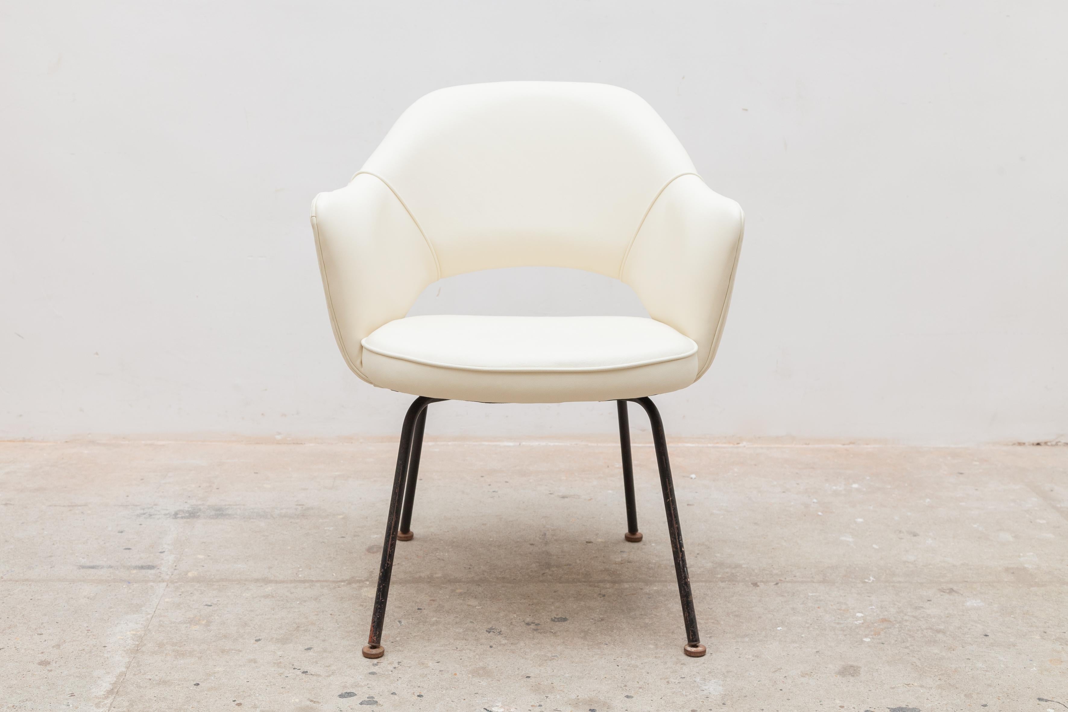 The Knoll international Saarinen conference armchair in license with the De Coene manufacturer Belgium is a design by Eero Saarinen.Featured in reupholstered white leather and black enameled legs with some signs of use. In the early 1940s, Eero