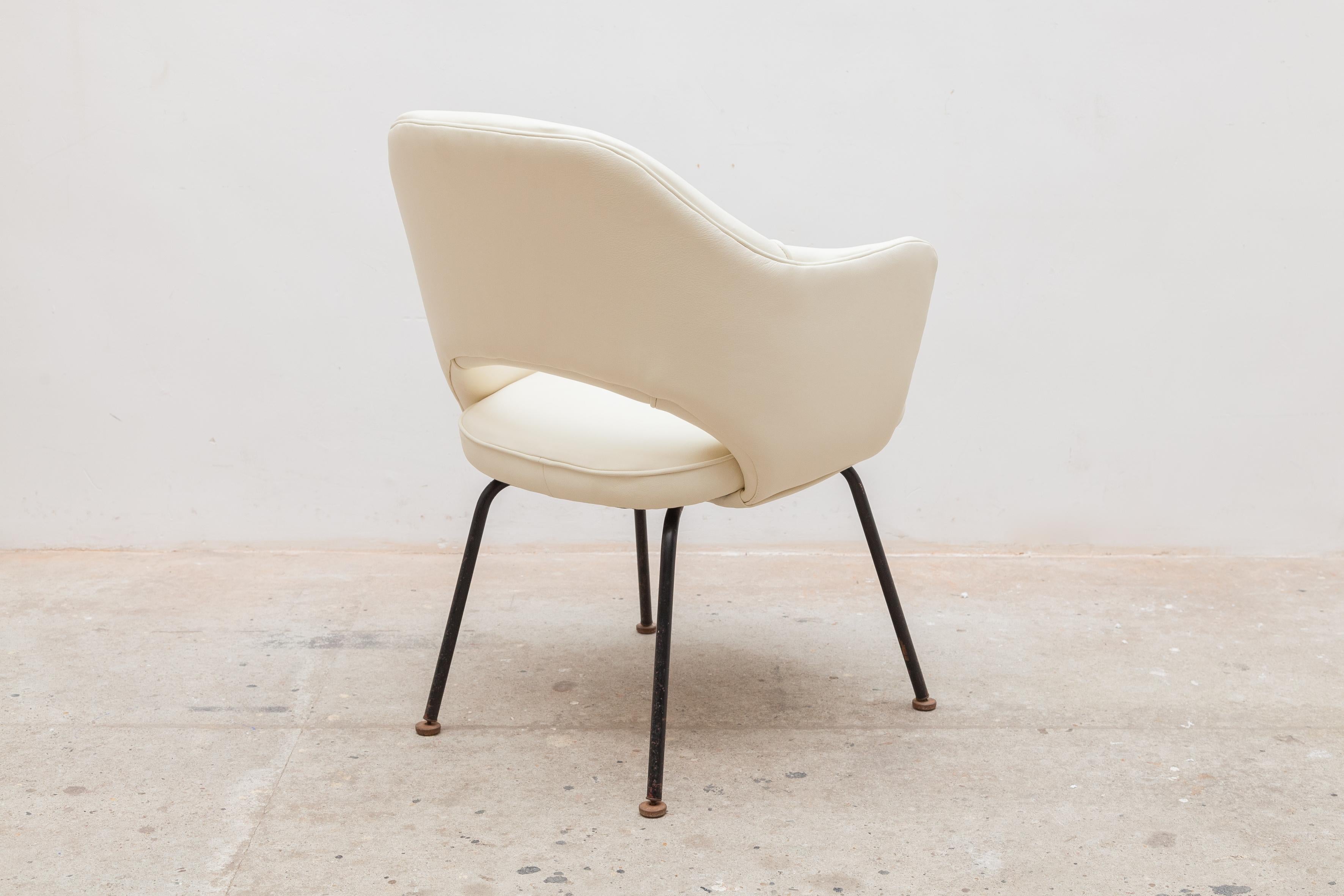 Knoll-Schreibtisch, Konferenzstuhl entworfen von Eero Saarinen (Handgefertigt) im Angebot