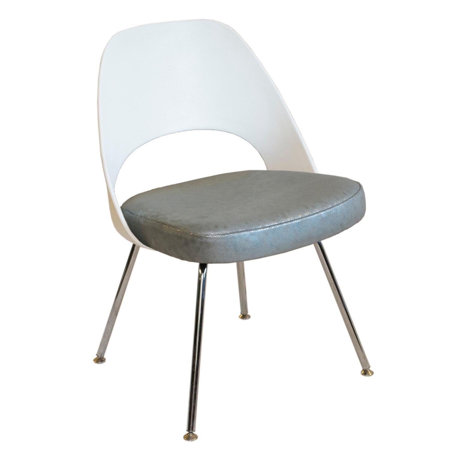 Nicht von dieser Welt! Dieser Beistellstuhl mit weißer Kunststofflehne von Eero Saarinen für Knoll wurde vor kurzem mit einem unglaublich geschmeidigen silbernen Perlenleder neu bezogen. Dieser Stuhl würde sich hervorragend in einem Kinderzimmer mit
