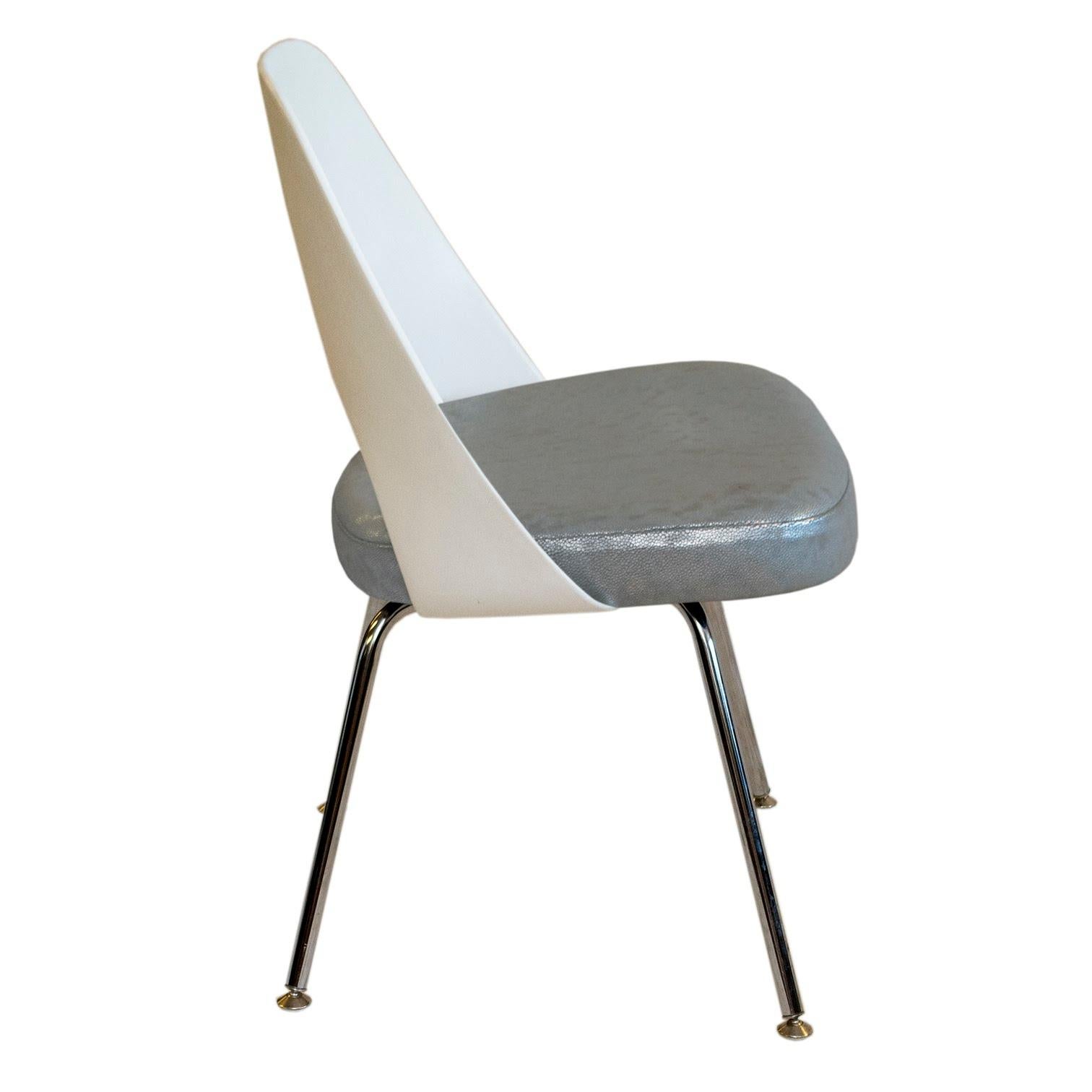 Knoll Armless Saarinen Chair Kunststoffrückenlehne in perlenbesetztem Silberleder (Moderne der Mitte des Jahrhunderts) im Angebot