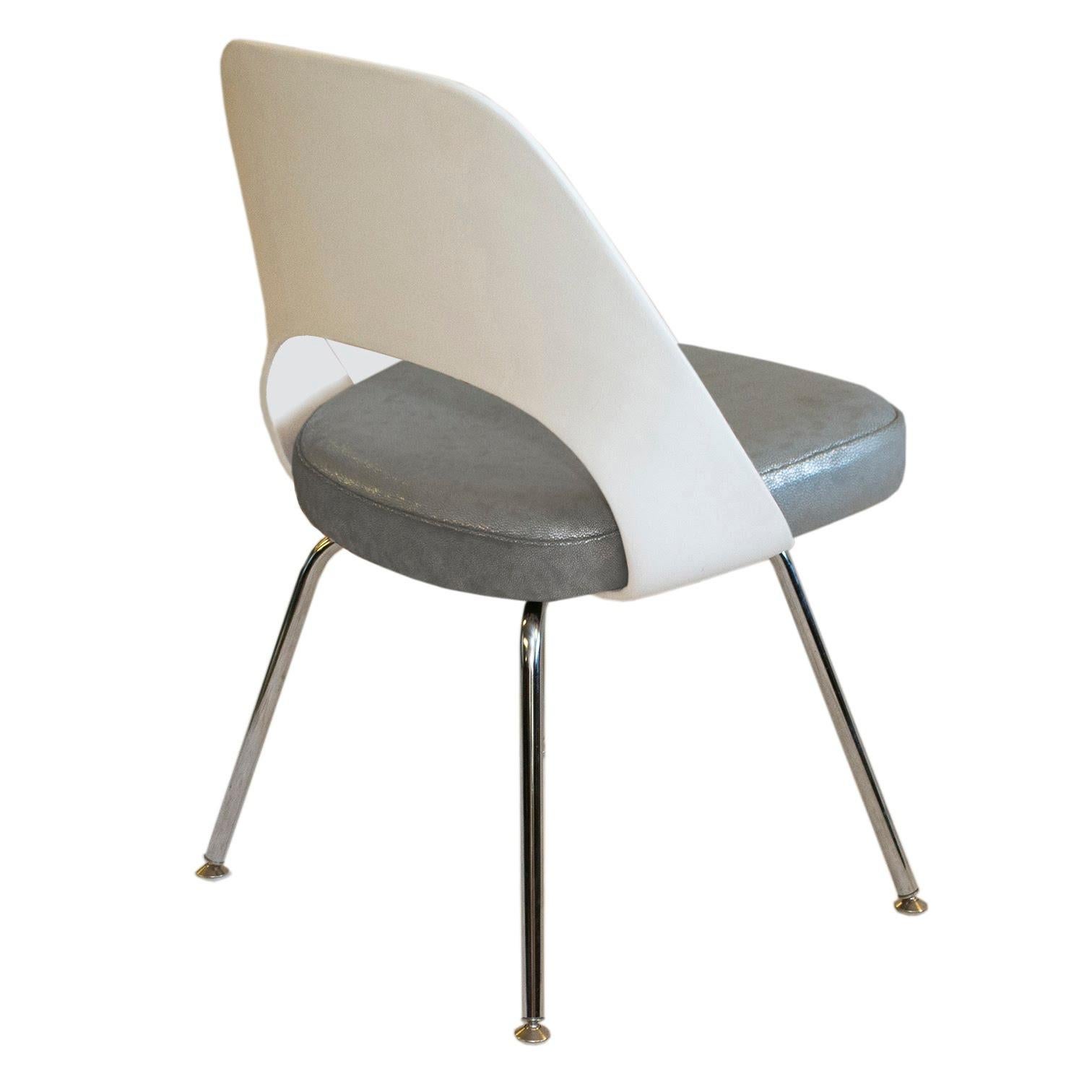 Knoll Armless Saarinen Chair Kunststoffrückenlehne in perlenbesetztem Silberleder (amerikanisch) im Angebot