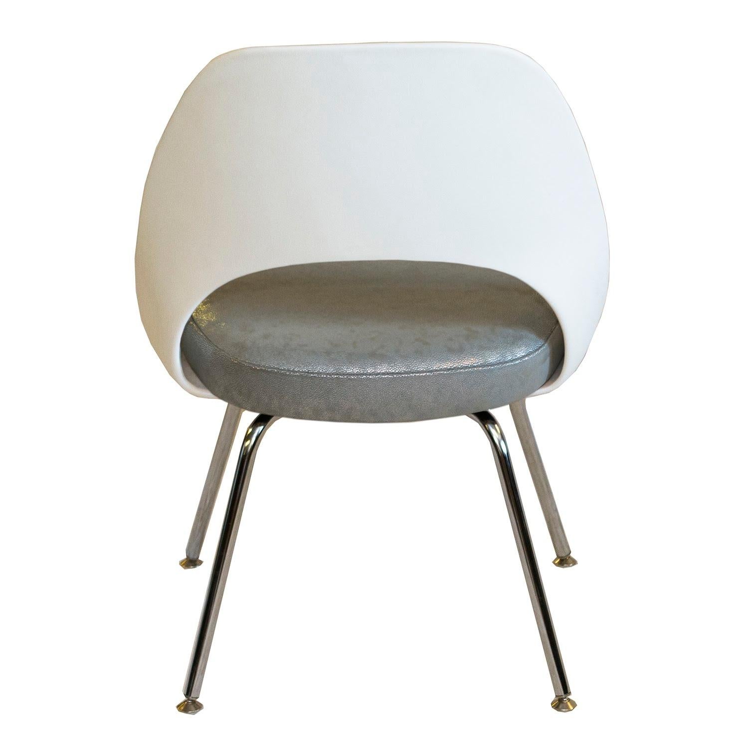 Knoll Armless Saarinen Chair Kunststoffrückenlehne in perlenbesetztem Silberleder im Zustand „Hervorragend“ im Angebot in Wilton, CT