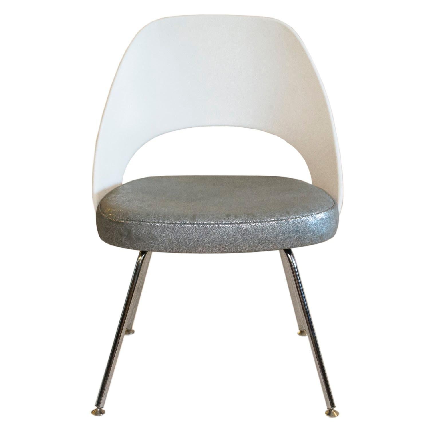 Knoll Armless Saarinen Chair Plastic Back in Beaded Silver Leather For Sale