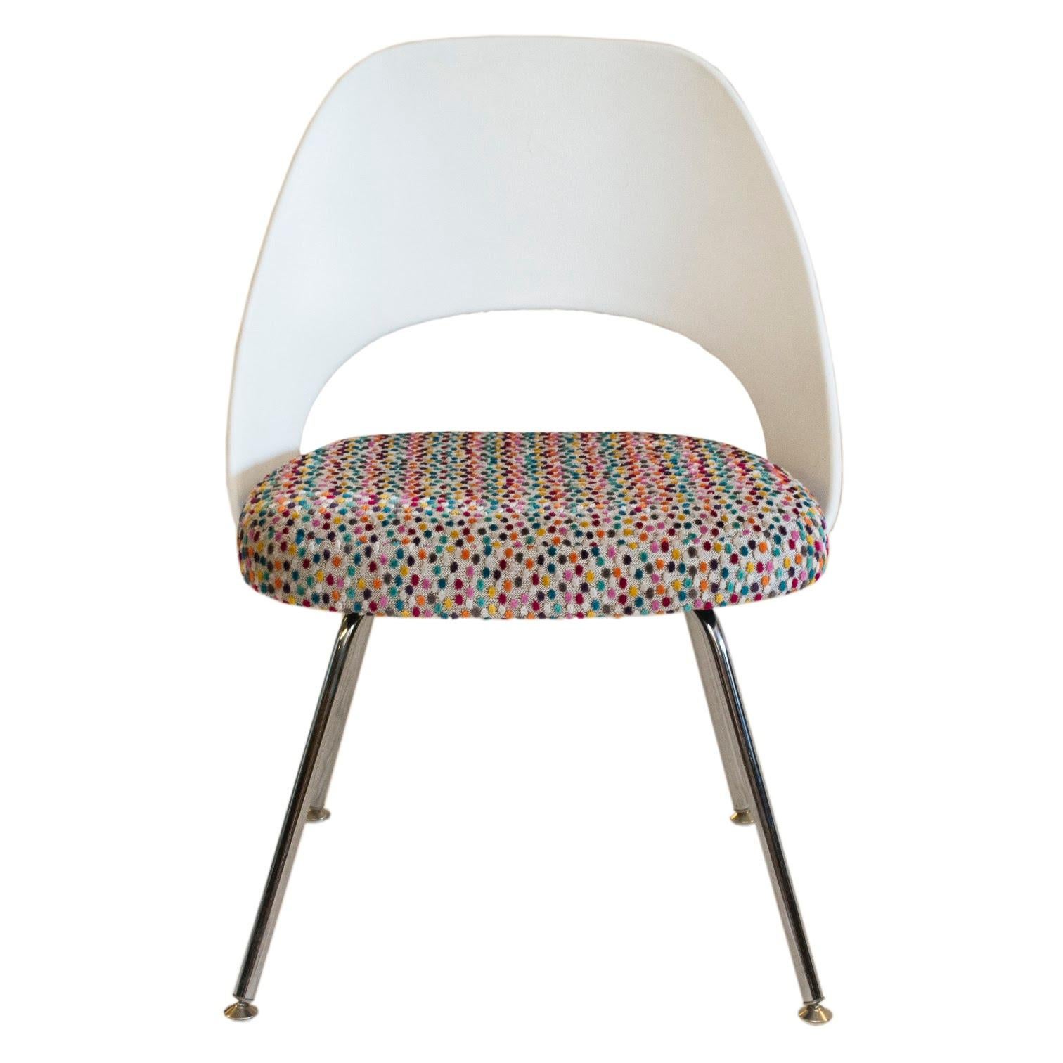 Cette chaise latérale à dossier en plastique d'Eero Saarinen pour Knoll a été retapissée dans un tissu à pois multicolore très amusant. Nous proposons ce produit sous forme d'ensemble - parfait pour une cuisine amusante - ou de chaise individuelle,