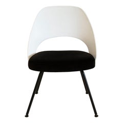 Sedia Saarinen senza braccioli di Knoll con seduta in velluto nero