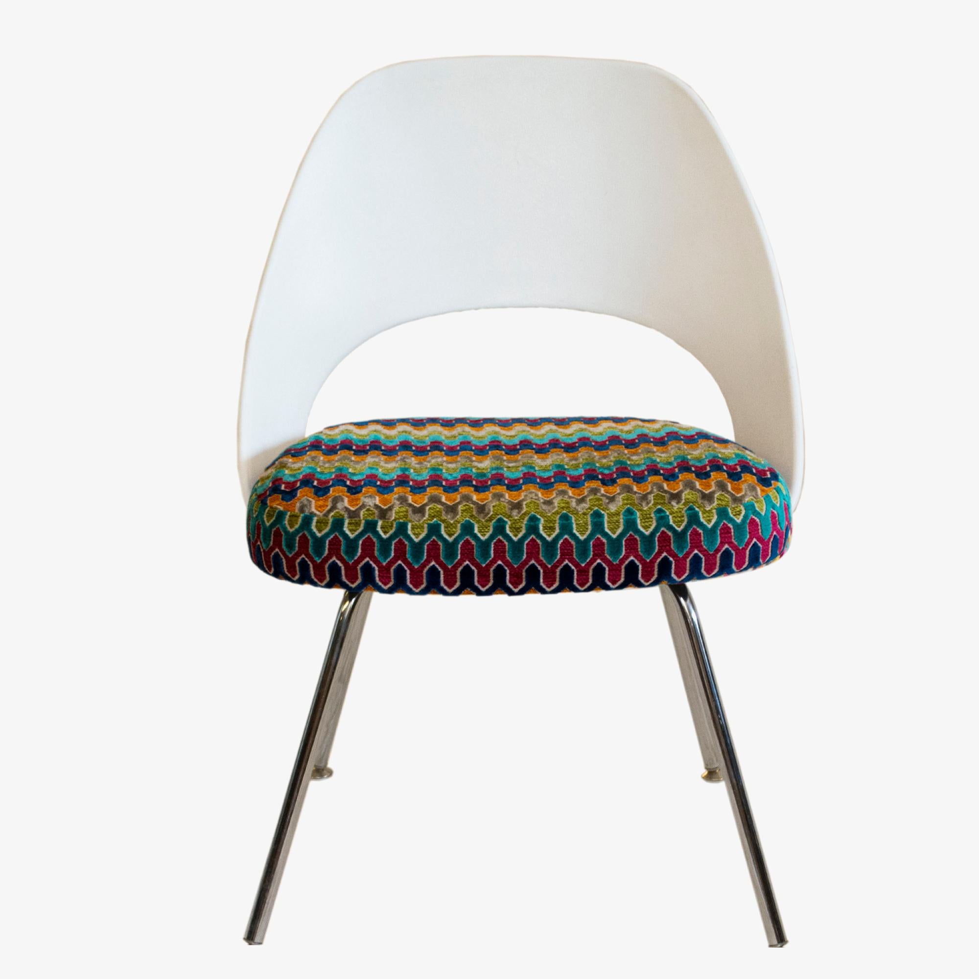 Cette chaise d'appoint à dossier en plastique d'Eero Saarinen pour Knoll a été retapissée dans un tissu géométrique en zigzag mutlicolore. Nous proposons cet ensemble - parfait pour une cuisine amusante - ou une seule chaise, idéale pour une chambre