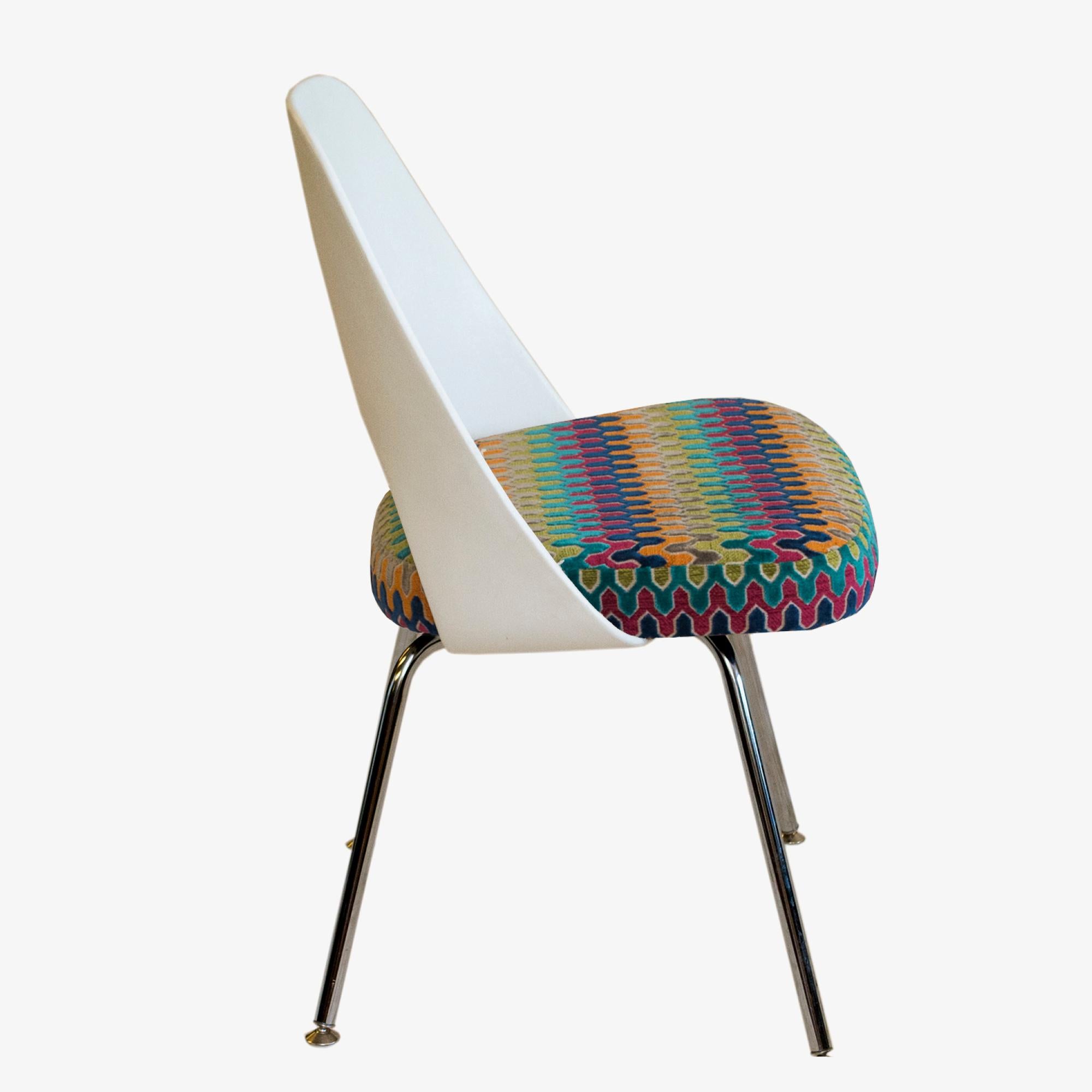 North American Knoll Armless Saarinen Plastic-Back Side Chair in ZigZag Fabric For Sale