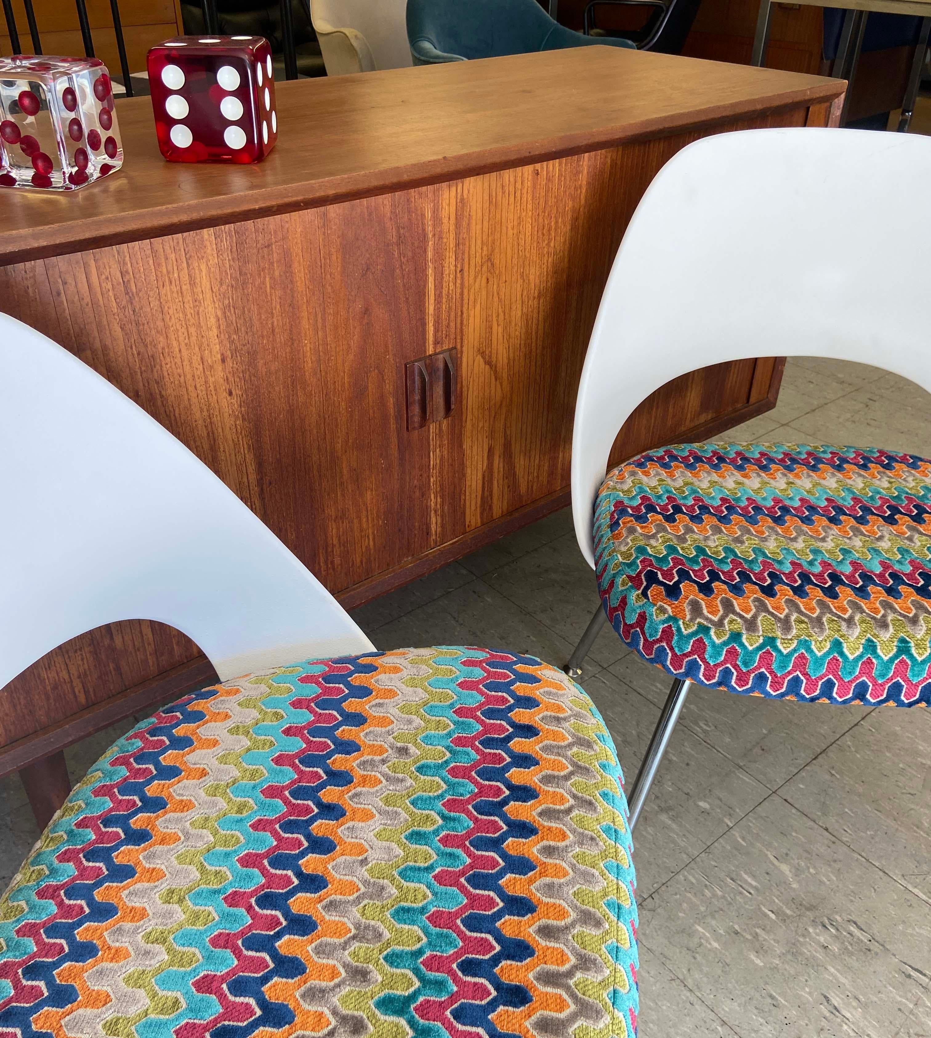 Knoll Armless Saarinen Plastic-Back Side Chair in ZigZag Fabric im Angebot 2