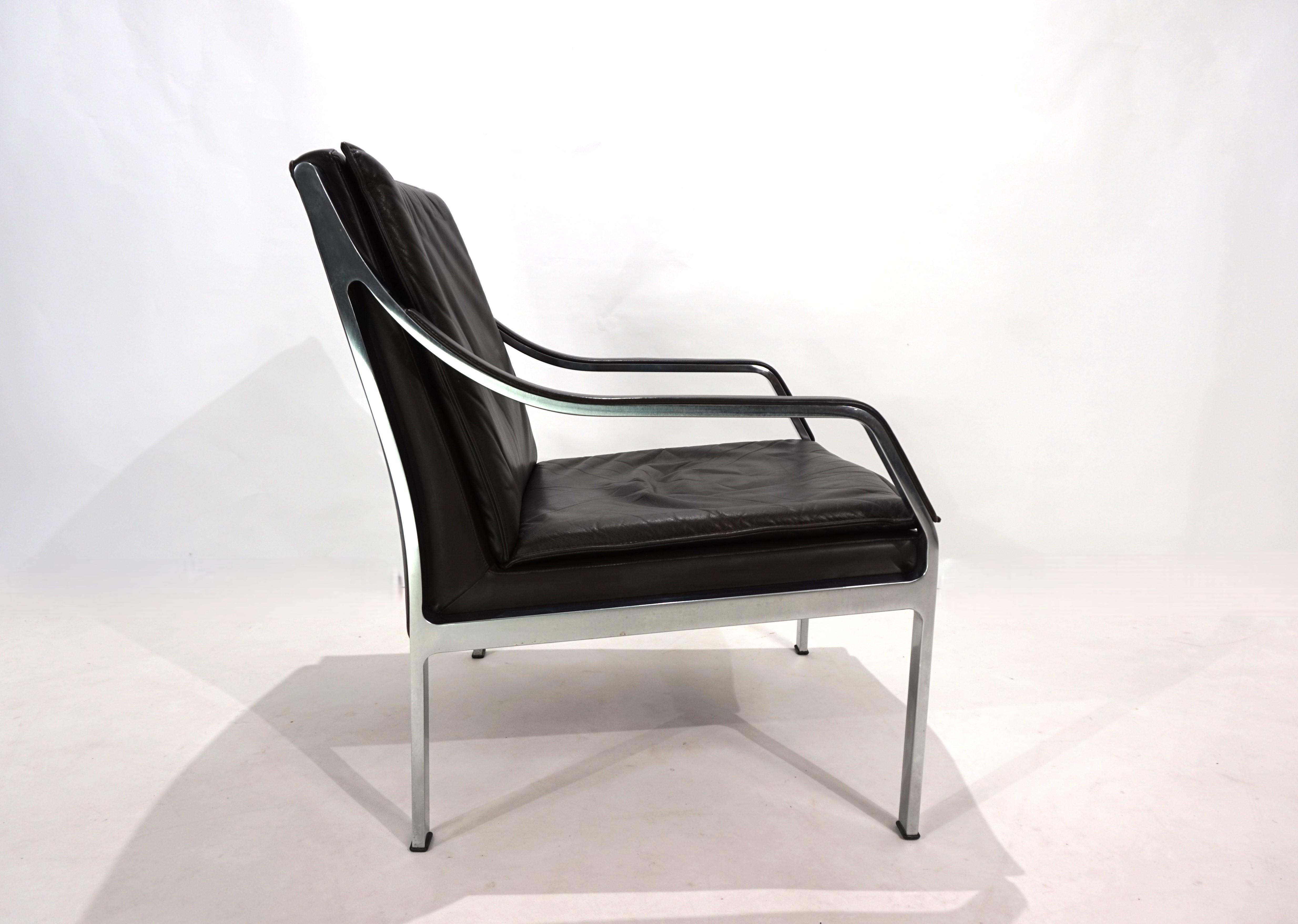 Une chaise longue Art Collectional en cuir brun foncé. Le siège en cuir est en parfait état avec une patine minimale, et les accoudoirs en cuir sont également intacts. Seul un endroit du dossier de la chaise présente une petite éraflure. Le cadre