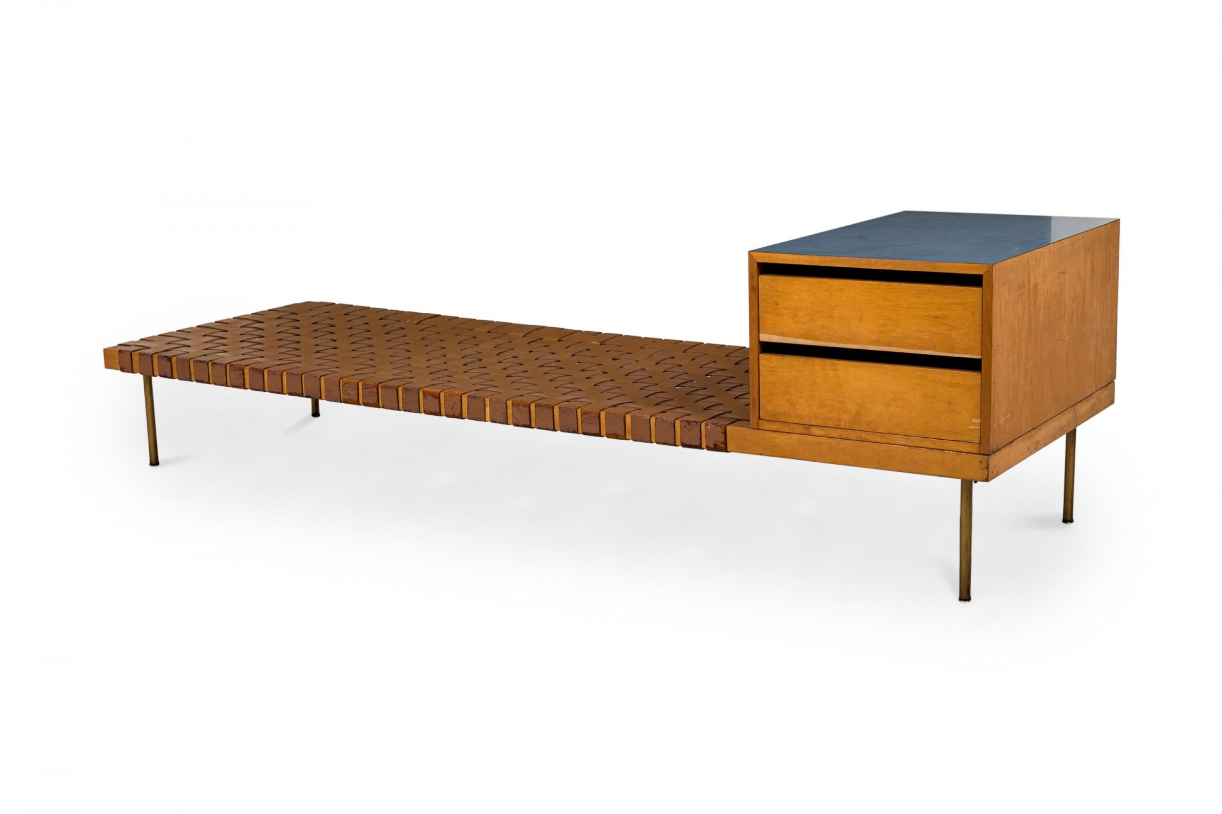 Banc américain du milieu du siècle en bois rectangulaire avec un treillis de sangles en cuir de 2