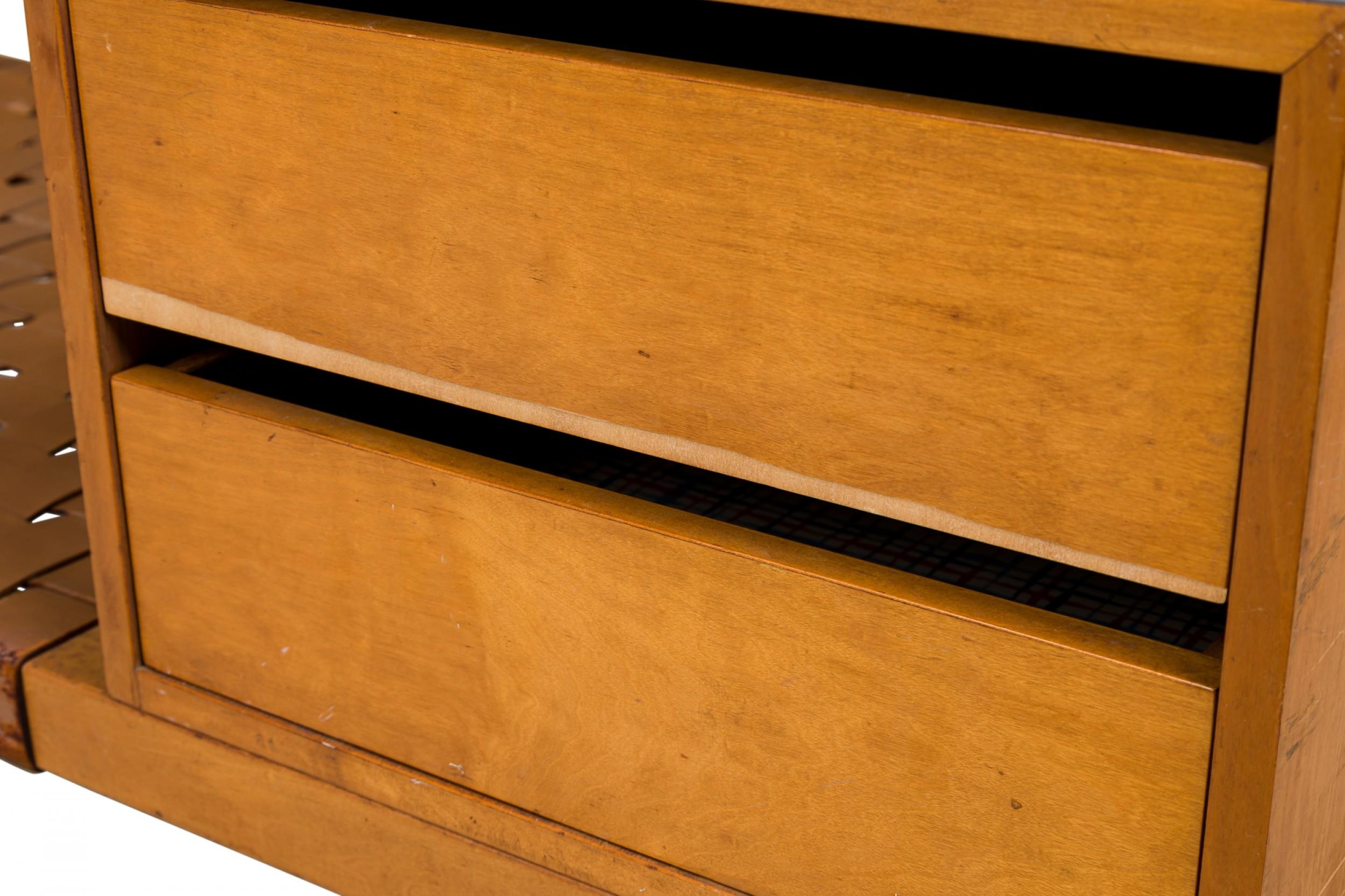 Laiton Banc en bois avec deux tiroirs Associated Knoll en vente
