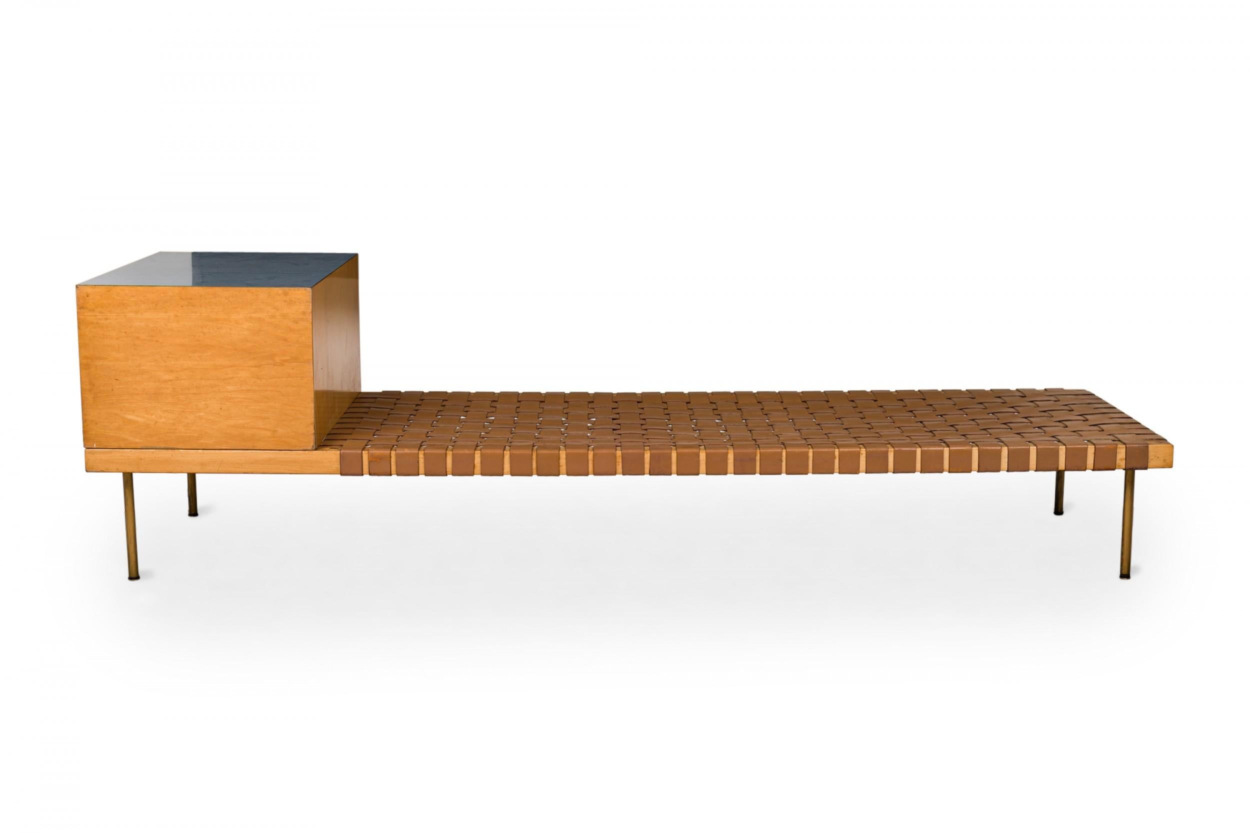 Émaillé Banc en bois avec deux tiroirs Associated Knoll en vente