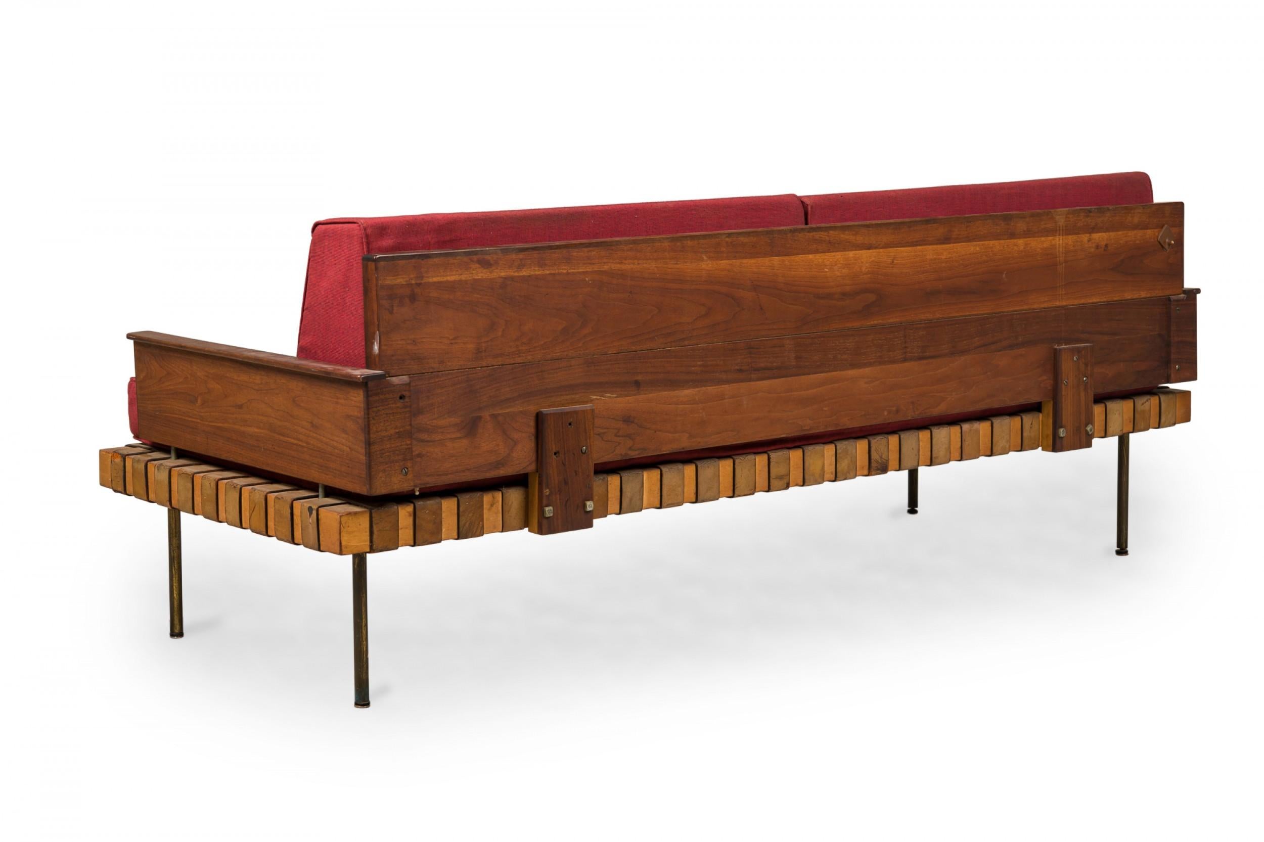 Américain Lit de jour Knoll Associates à sangles en cuir avec coussins rembourrés rouges en vente