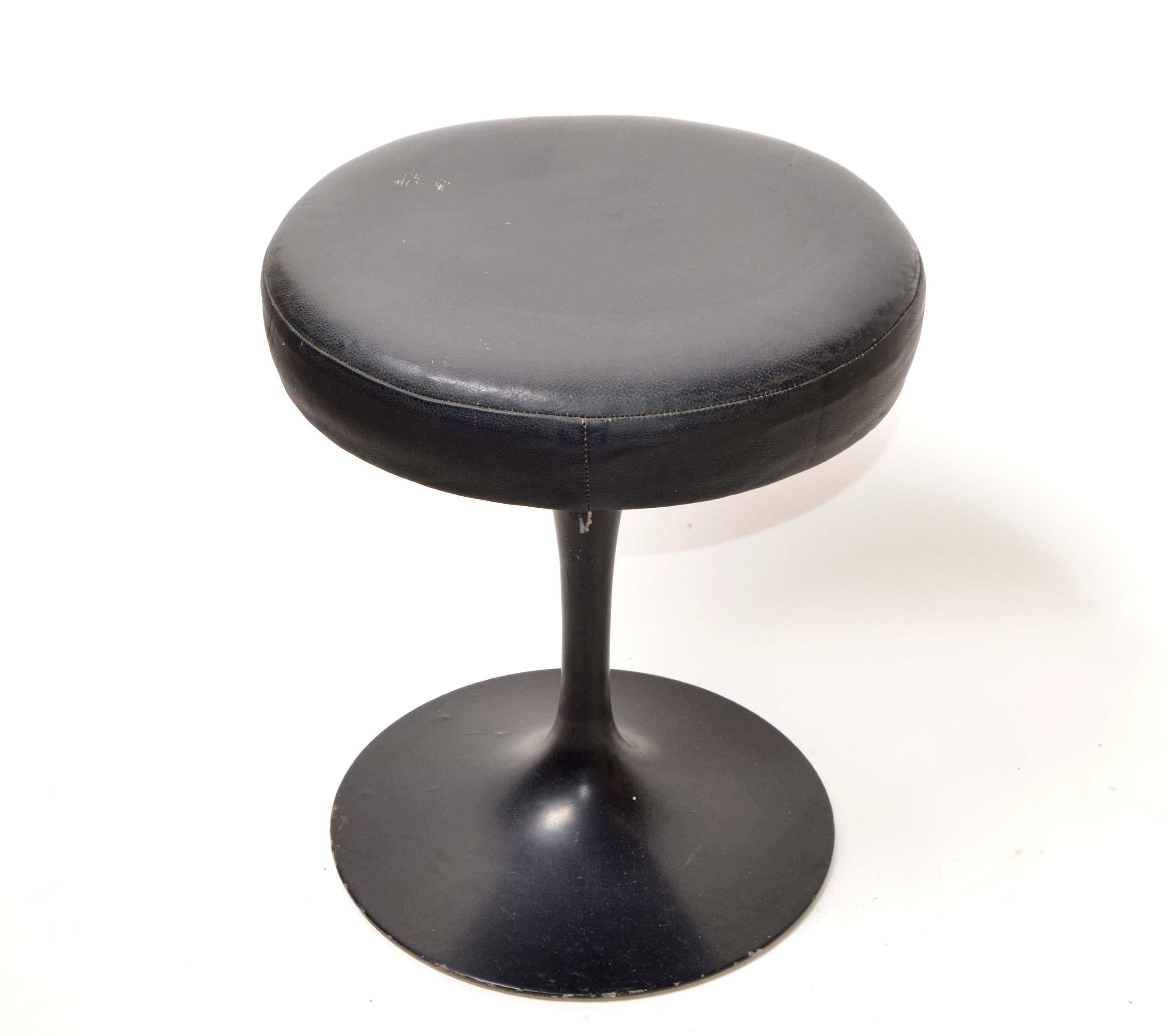 Mid-Century Modern early Knoll Associates Tulip Eero Saarinen stool designed in the 1950s.
Painted aluminum tulip stand in a cream finish and upholstered in original black leather.
The base is numbered BR 51 otherwise no markings.