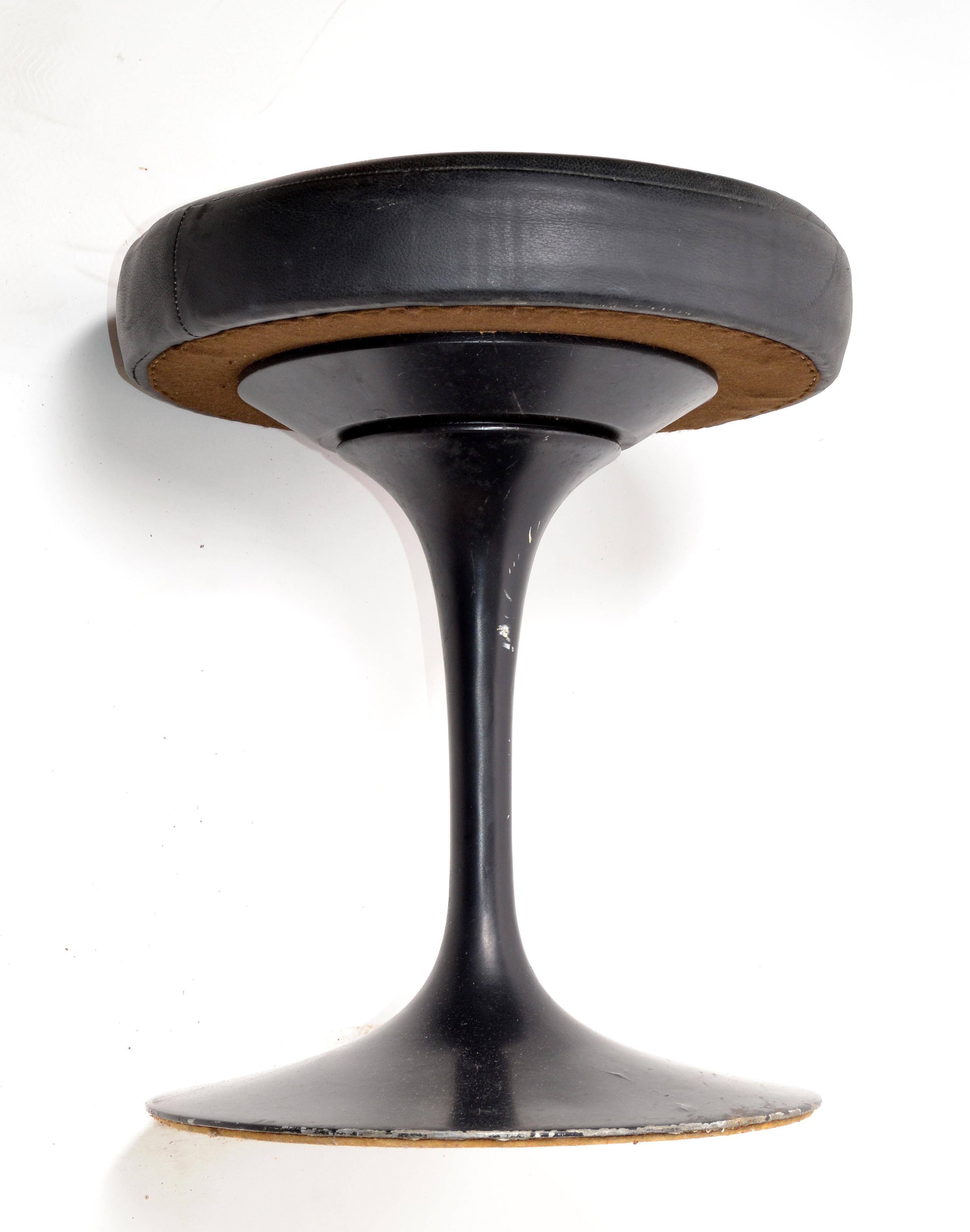 Knoll Associates Tulip Saarinen Stool Original Black Leather Upholstery, 1950 In Fair Condition For Sale In Miami, FL