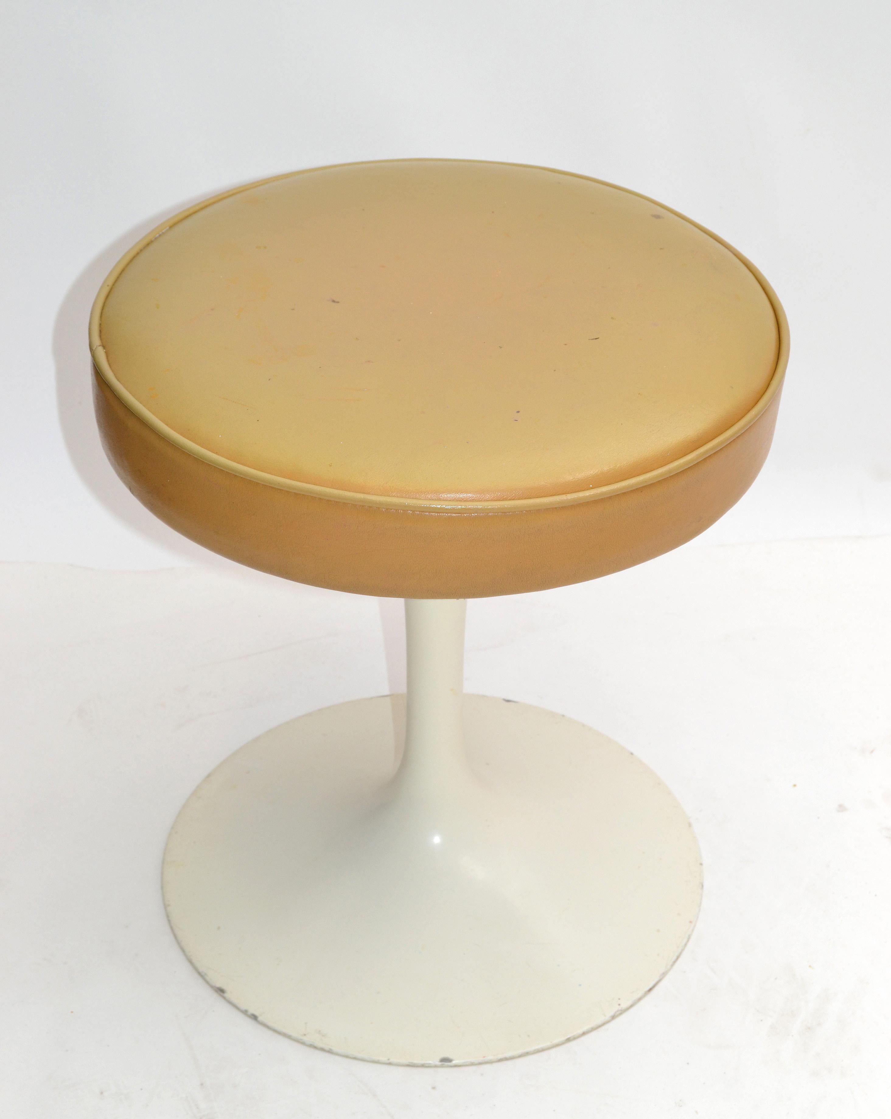 Mid-Century Modern early Knoll Associates Tulip Eero Saarinen stool designed in the 1950s.
Painted aluminum tulip stand in a cream finish and upholstered in original dark Mustard color leather.
The base is numbered BR 51 otherwise no markings.