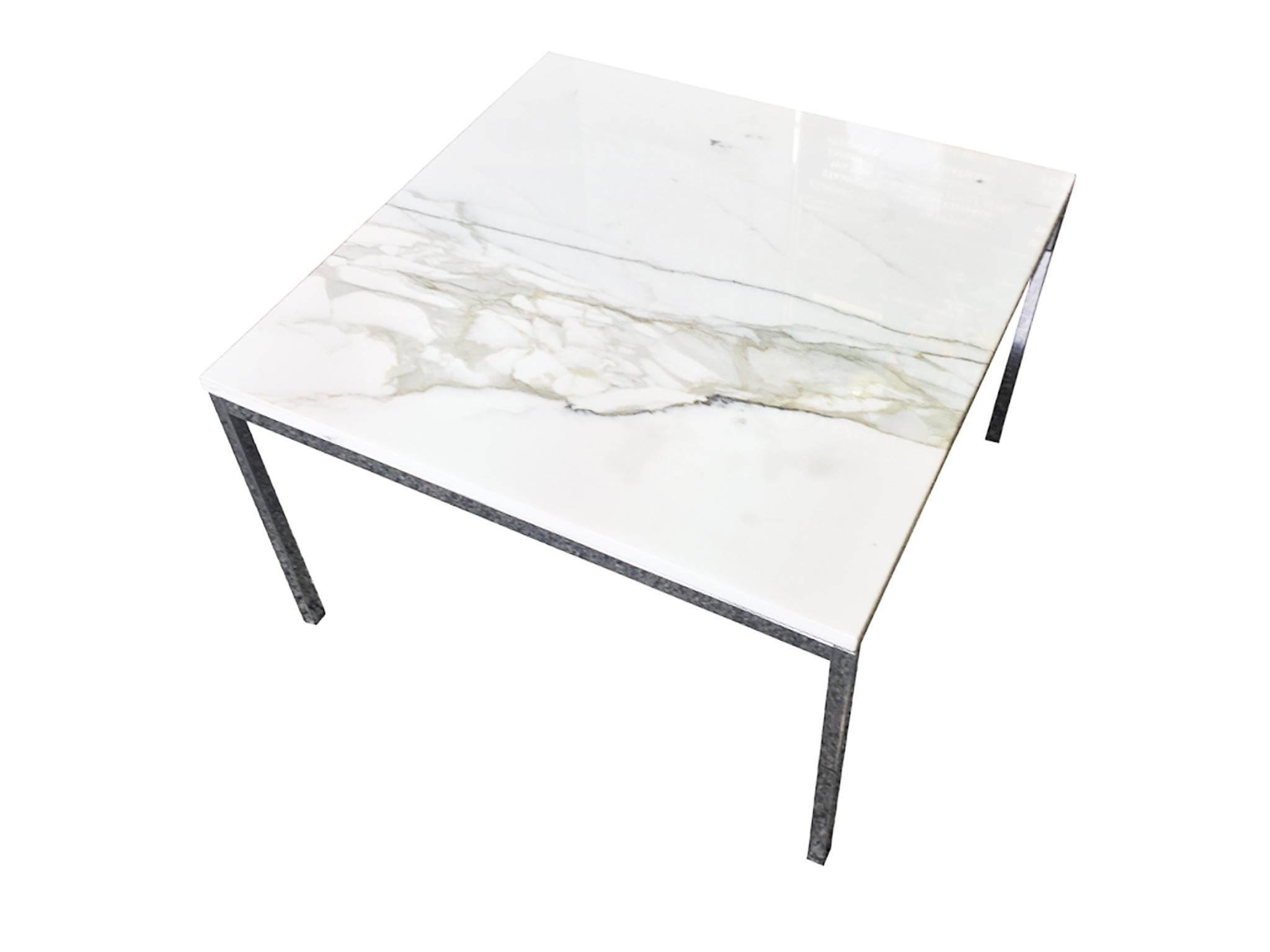 Knoll-Attributed White Marble-Top Side Table In Good Condition In New York, NY