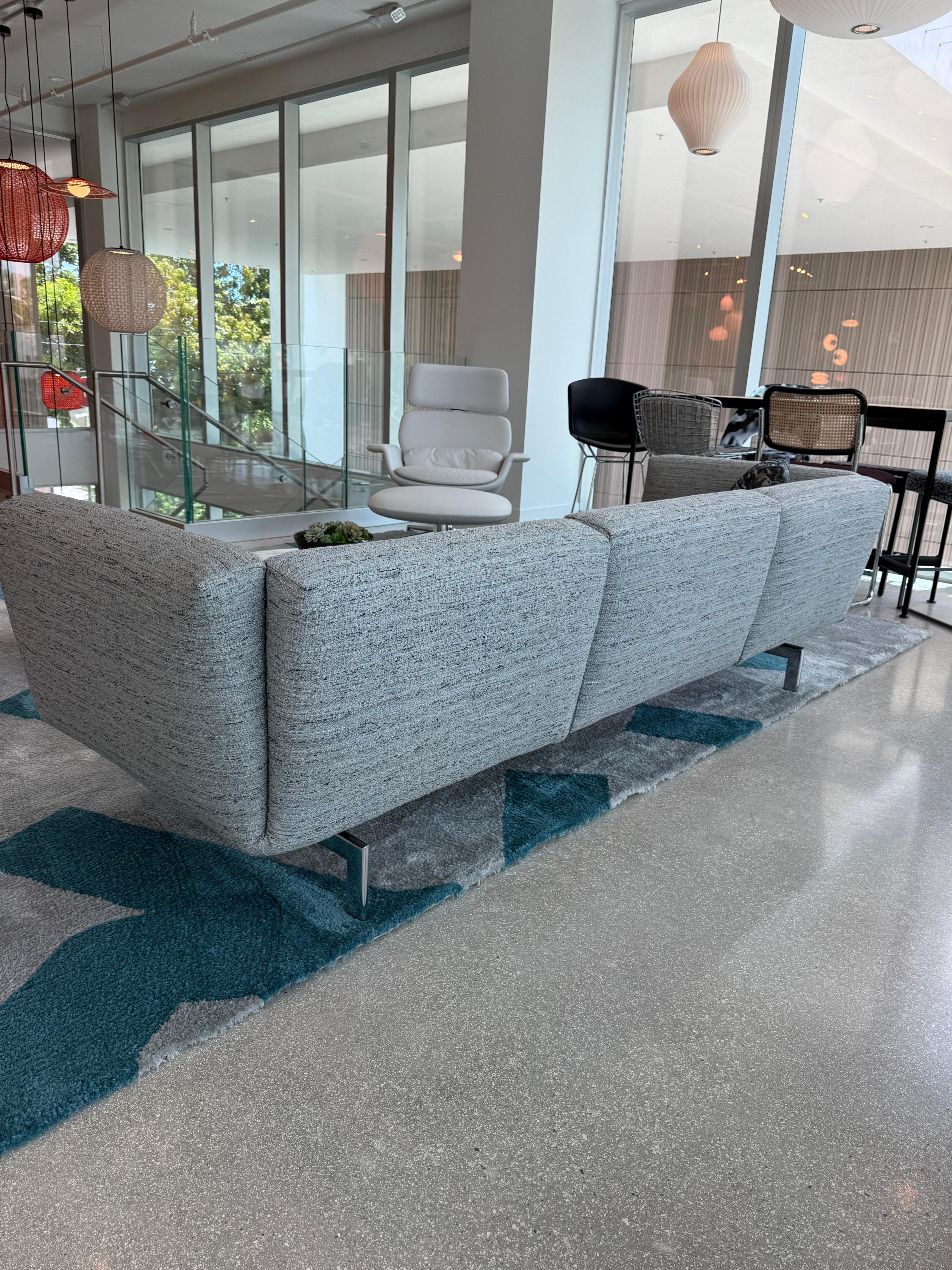 Mid-Century Modern Knoll Avio Collection Three Seater Sofa en vente