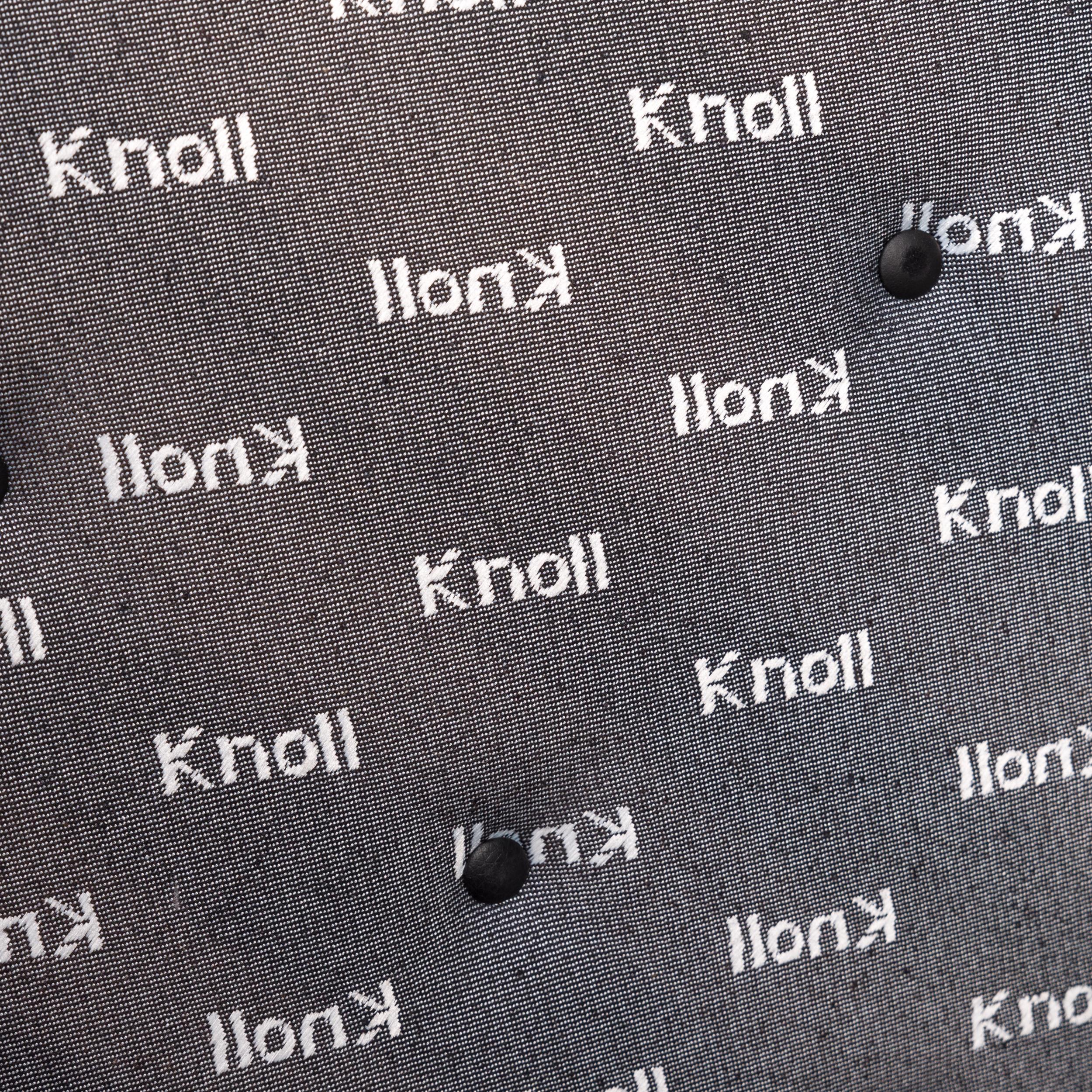 Der Knoll Barcelona Chair ist ein klassisches Design aus der Mitte des Jahrhunderts, und diese Stühle sind mit schönem Leder gepolstert. Der schlanke, präzise gefertigte Metallrahmen trägt tief gepolsterte Sitze. Der satte, warme Farbton setzt einen