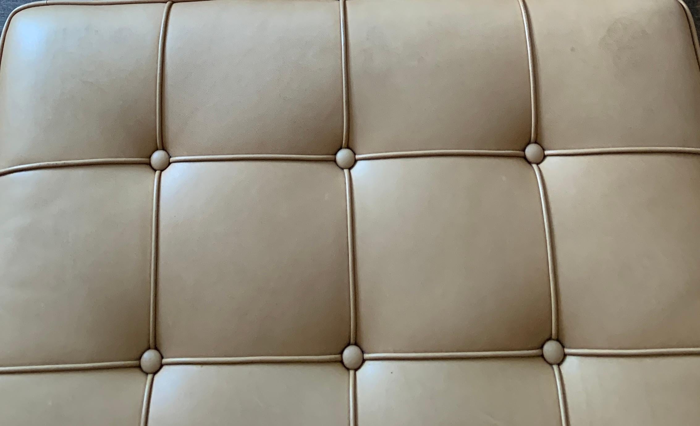 Knoll Barcelona-Stuhl (1) + Hocker (1) im Zustand „Gut“ im Angebot in New Canaan, CT