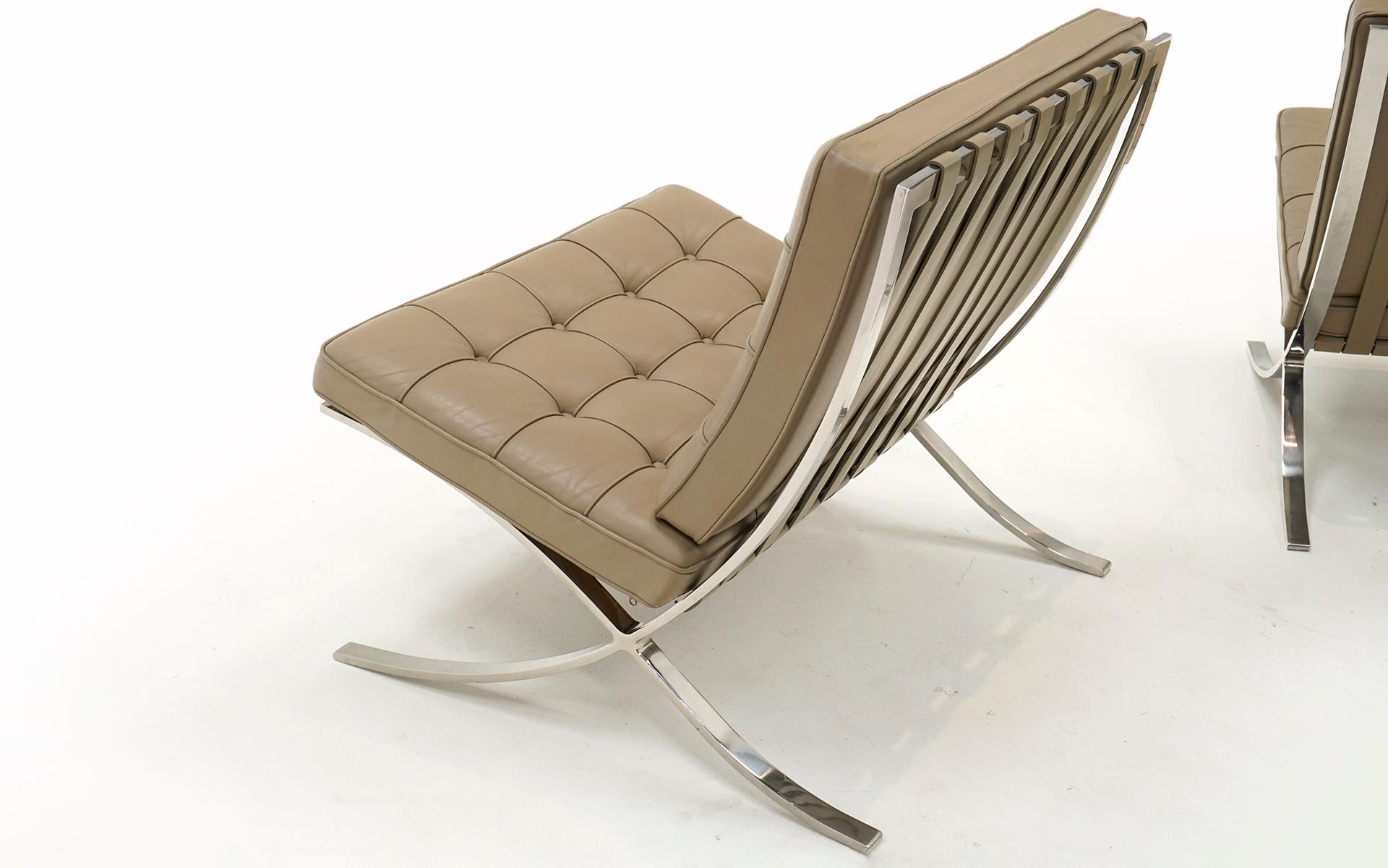 Knoll Barcelona Chairs by Ludwig Mies van der Rohe, Leather, Stainless Steel For Sale 2