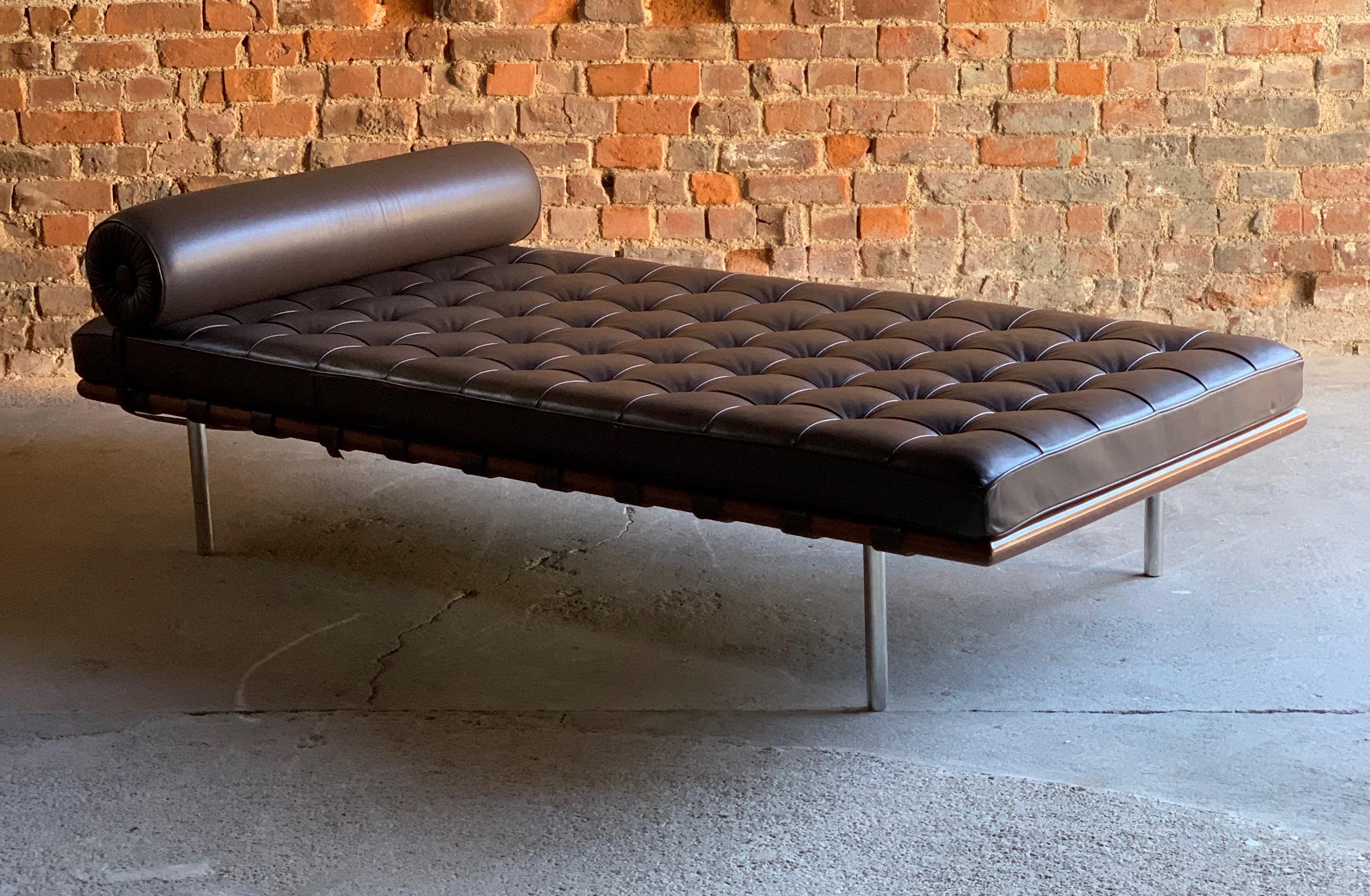 Mies Van Der Rohe Barcelona ouch daybed leather by Knoll Studio Signed Circa 1996

Knoll Studio signed Ludwig Mies van der Rohe 'Barcelona' Couch daybed upholstered in Brown (Toast) Volo leather circa 1996, on polished stainless steel circular