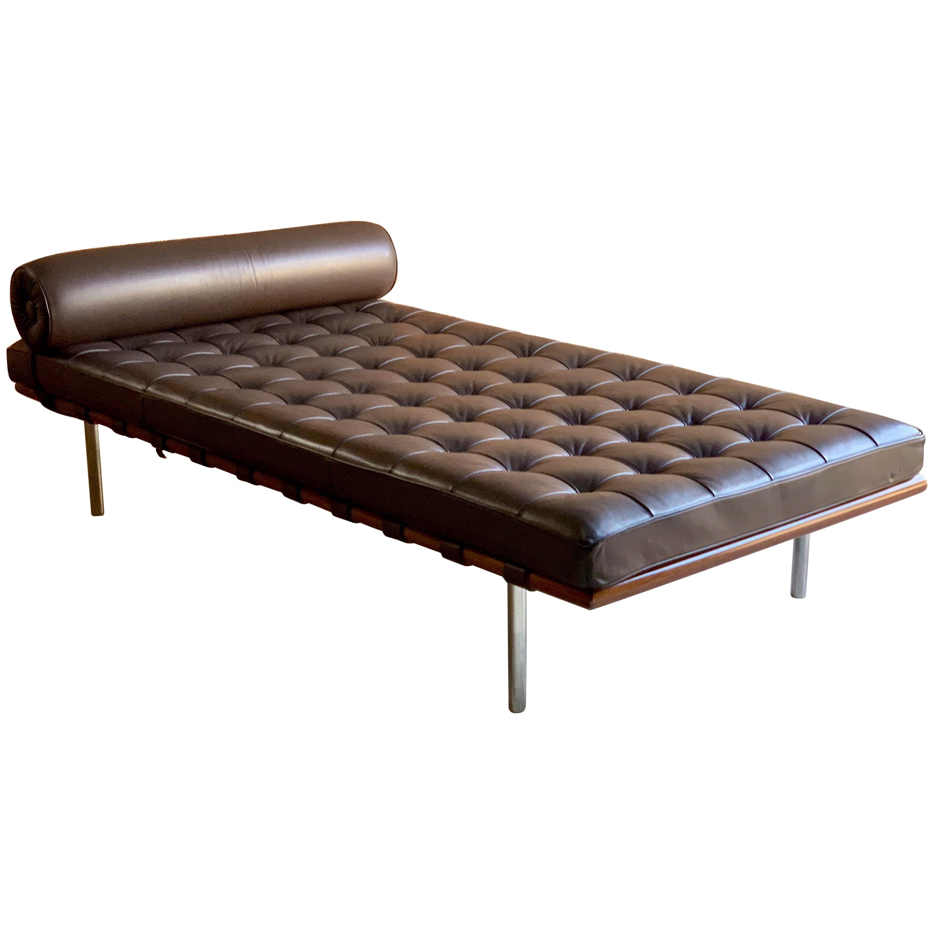 Mies Van Der Rohe Barcelona ouch daybed leather by Knoll Studio signed circa 1996

Knoll Studio signed Ludwig Mies van der Rohe 'Barcelona' Couch daybed upholstered in Brown (Toast) Volo leather circa 1996, on polished stainless steel circular