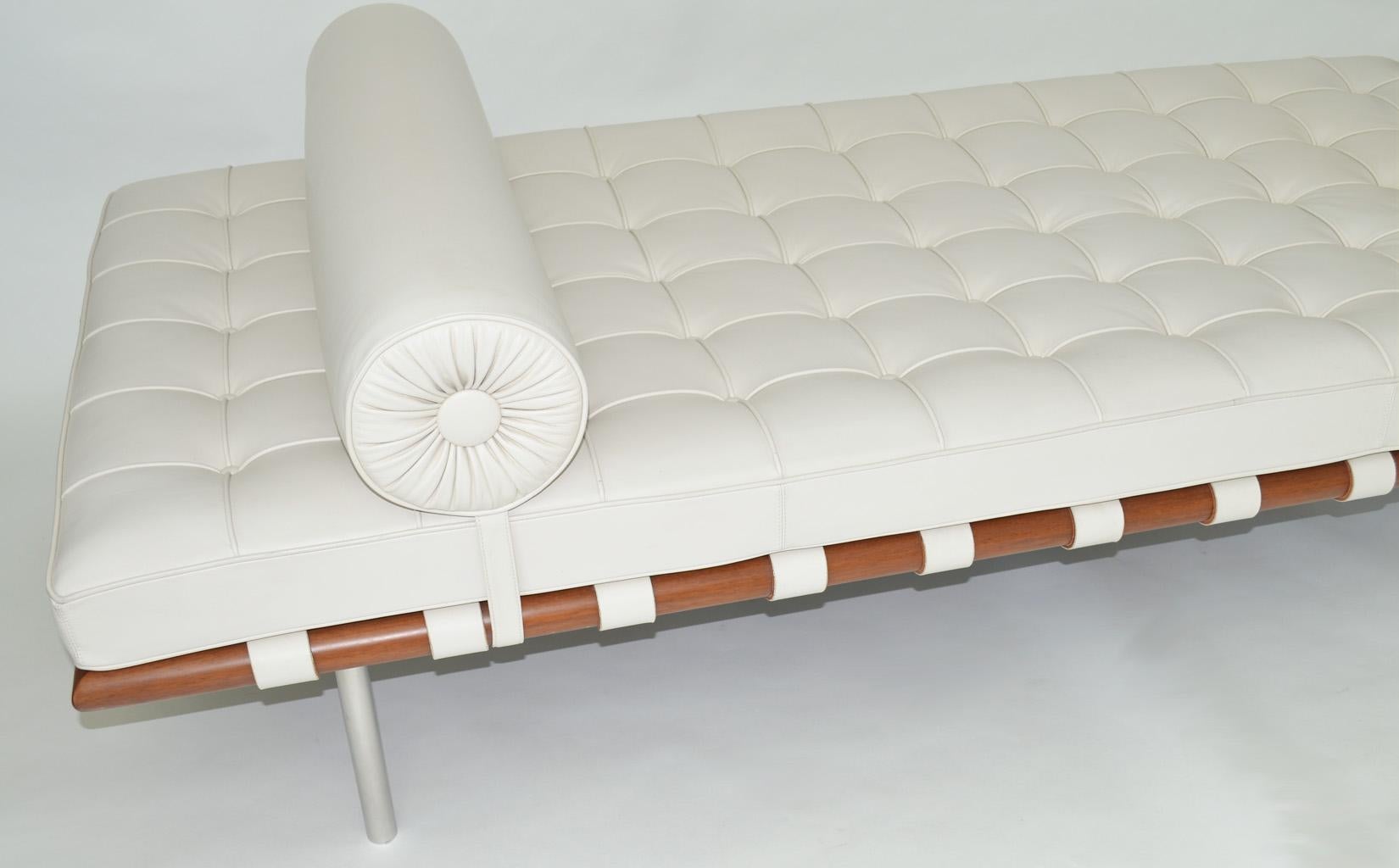 Knoll Barcelona couch daybed or sofa in white Sabrina leather, circa 1997 Ludwig Mies van der Rohe 1930 excellent condition.

Designed in 1930, the Barcelona couch daybed or sofa shares the same simple elegance as its iconic counterpart,