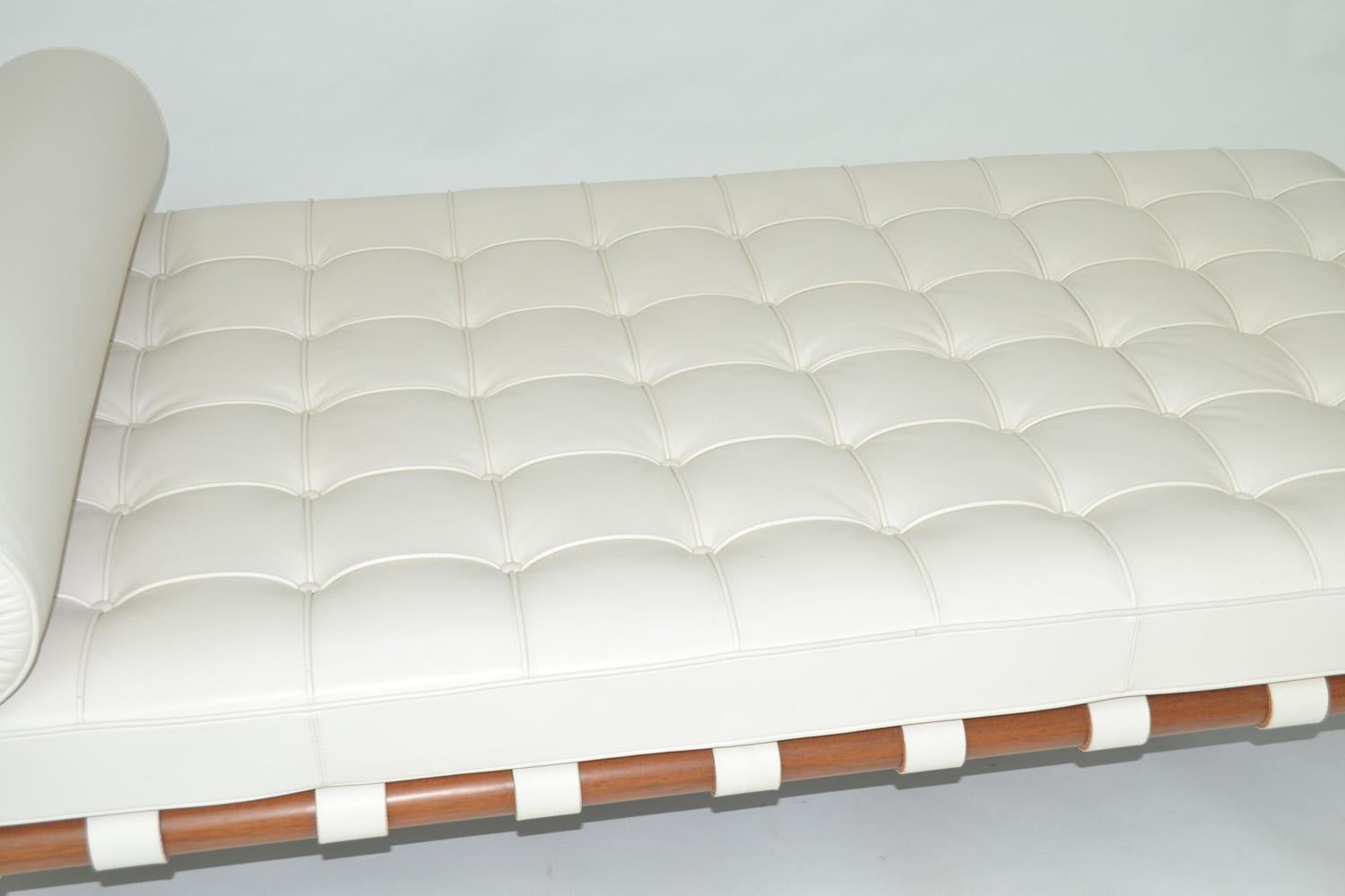Knoll Barcelona Couch Daybed or Sofa in White Sabrina Leather, circa 1997 In Excellent Condition In Ft Lauderdale, FL