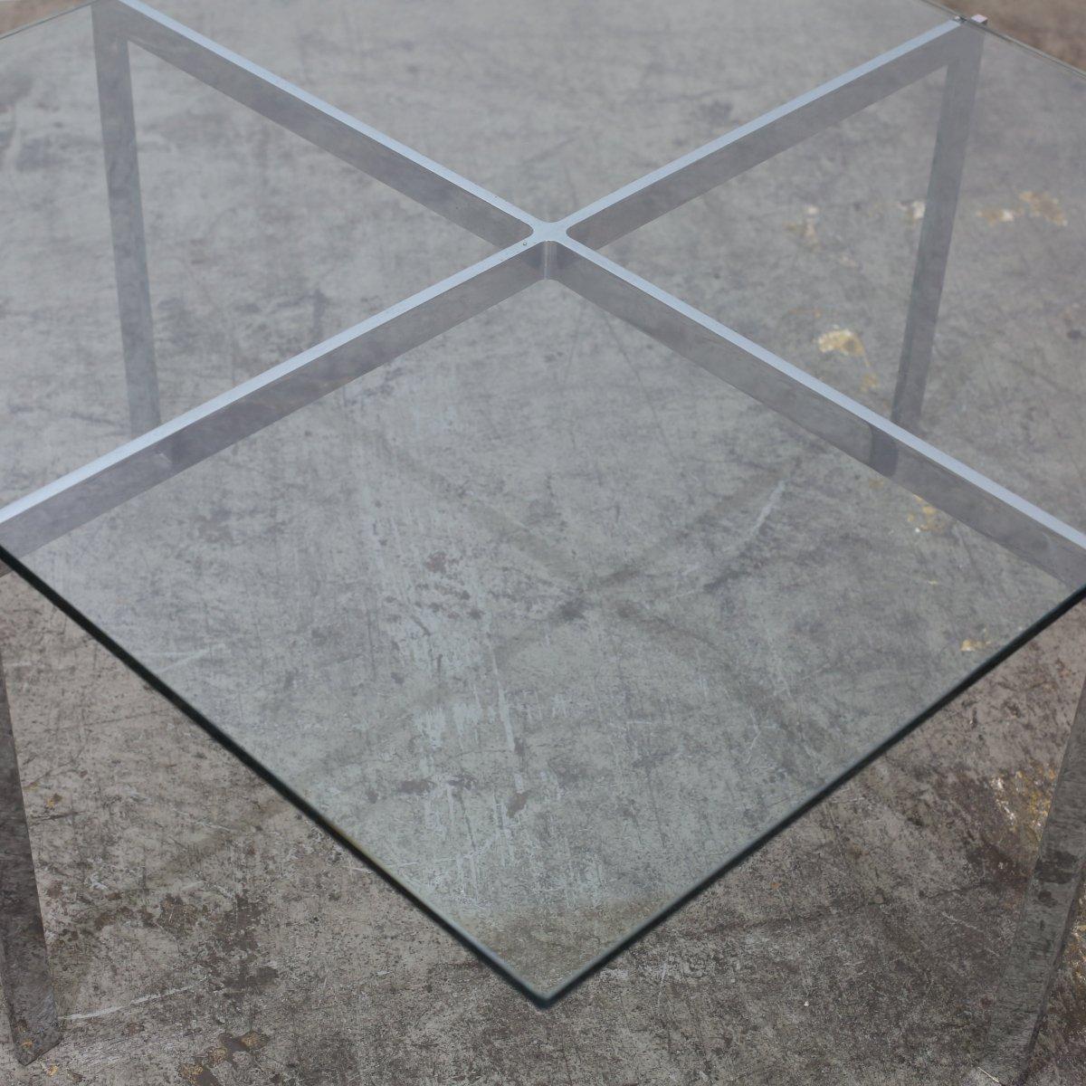 Creada por Ludwig Mies van der Rohe para su Pabellón Alemán de 1929 en la Exposición Internacional de Barcelona, la composición pura de la Colección Barcelona llegó a personificar la arquitectura moderna. Desde la cuidada estructura metálica hasta