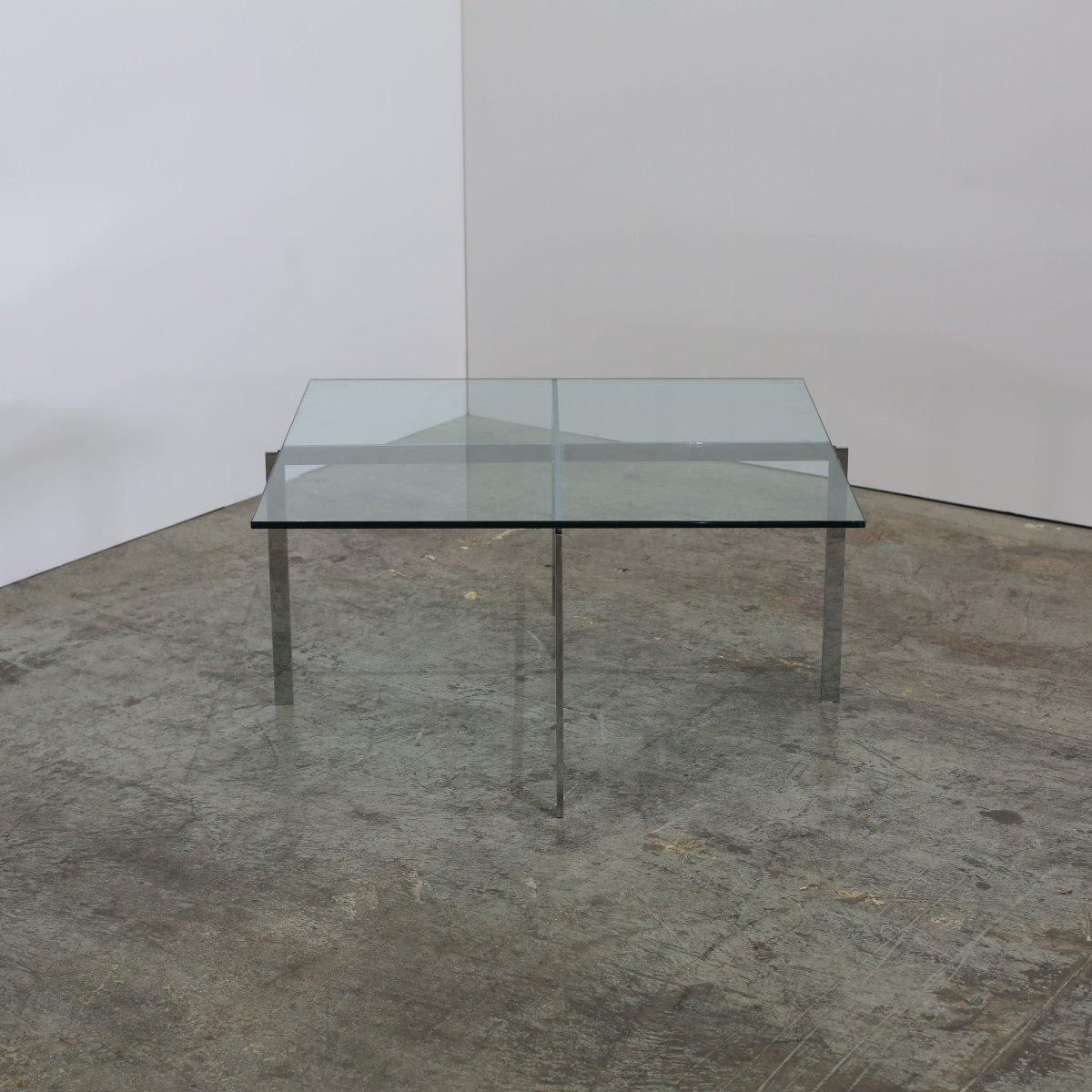 Mesa baja de cristal Knoll Barcelona en Bueno estado para la venta en Basildon, London