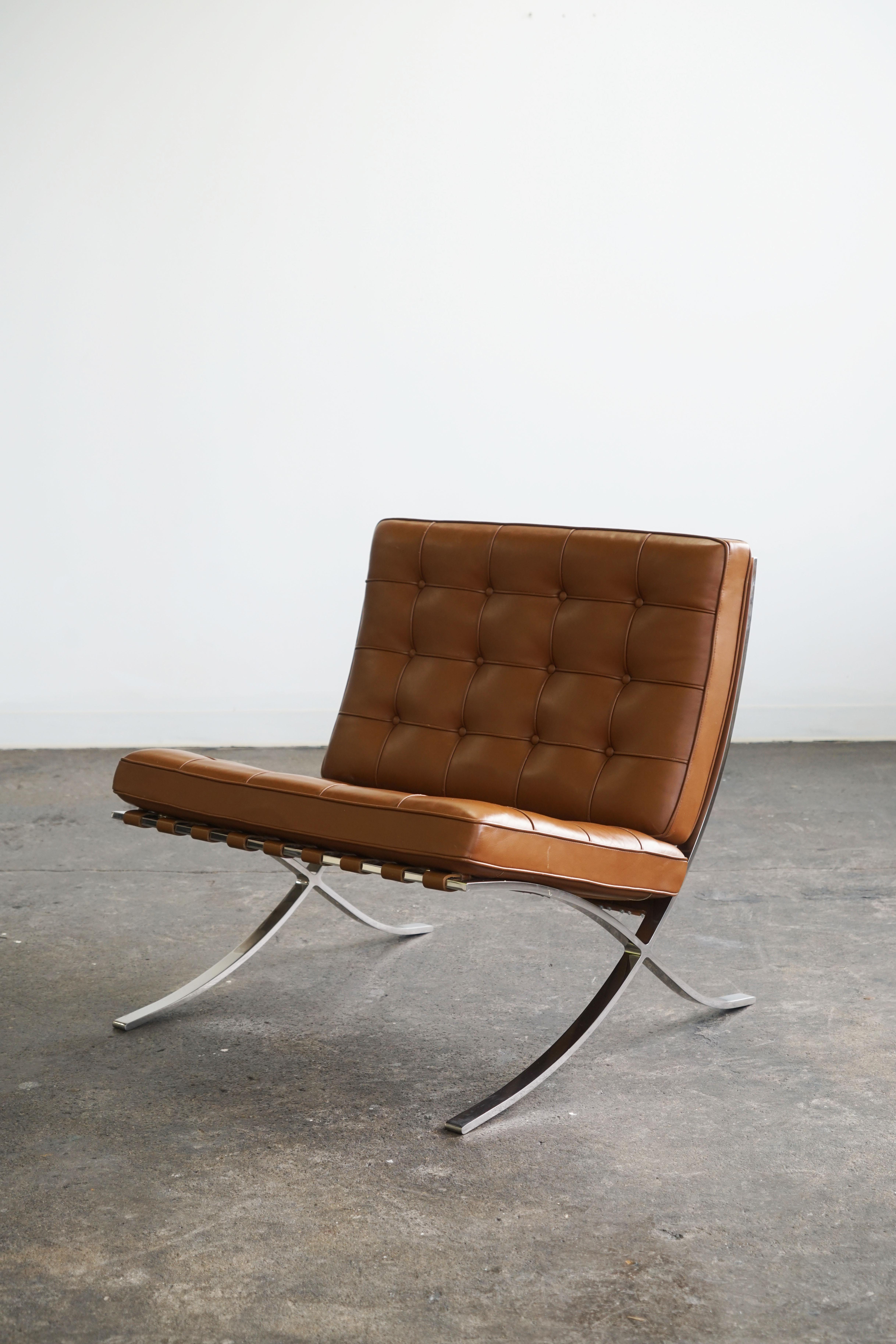 Sedia Knoll Barcelona
Progettato da Mies van der Rohe, originariamente nel 1929.  
Pelle marrone.

Le etichette del produttore Knoll sono datate 1983 sul fondo dei cuscini della seduta.

Una delle sedie più famose del secolo scorso e un'icona del