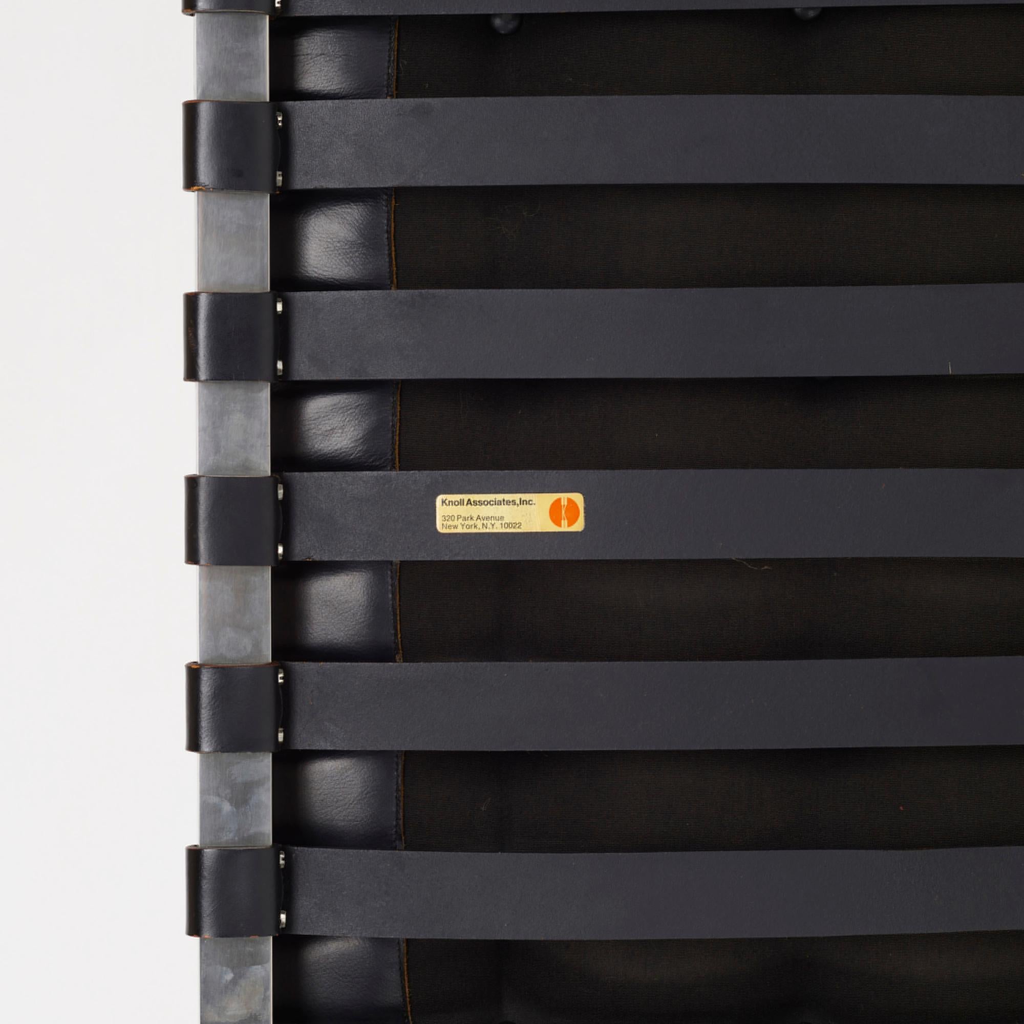 Mid-Century Modern Chaise longue Barcelona de Mies van der Rohe en cuir noir et acier inoxydable, années 1960 en vente