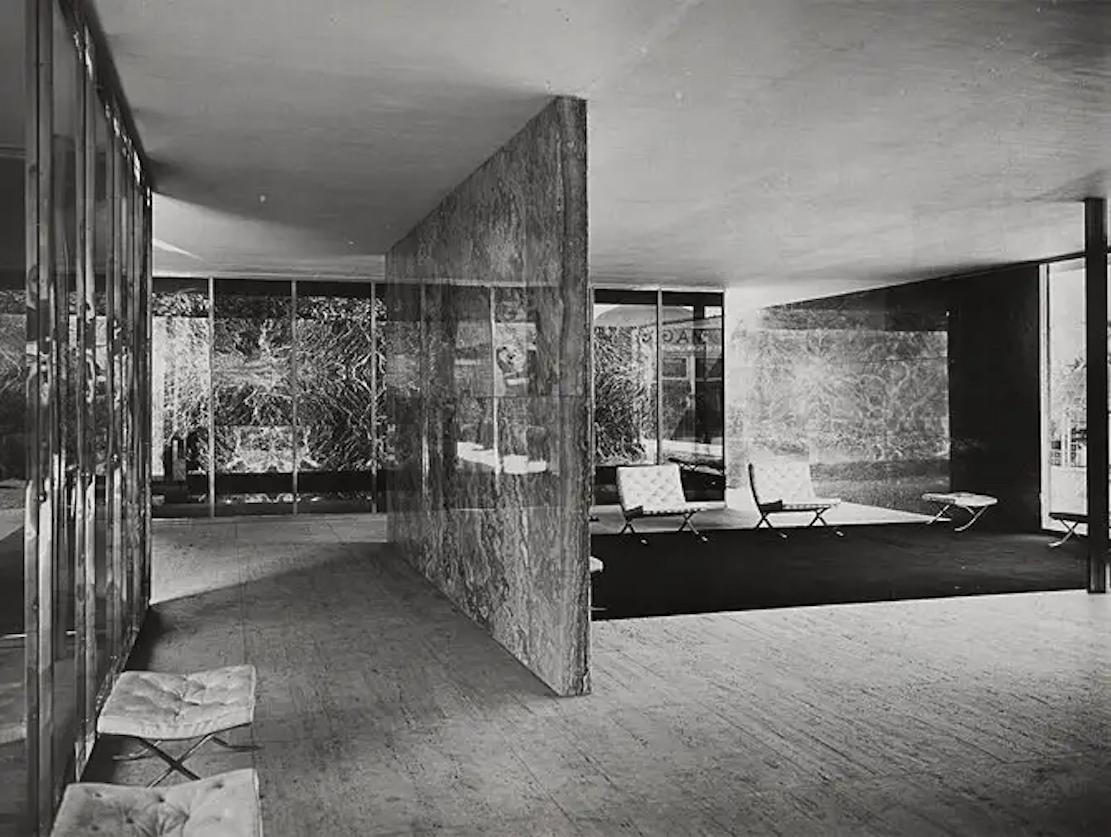 Milieu du XXe siècle Chaise longue Barcelona de Mies van der Rohe en cuir noir et acier inoxydable, années 1960 en vente