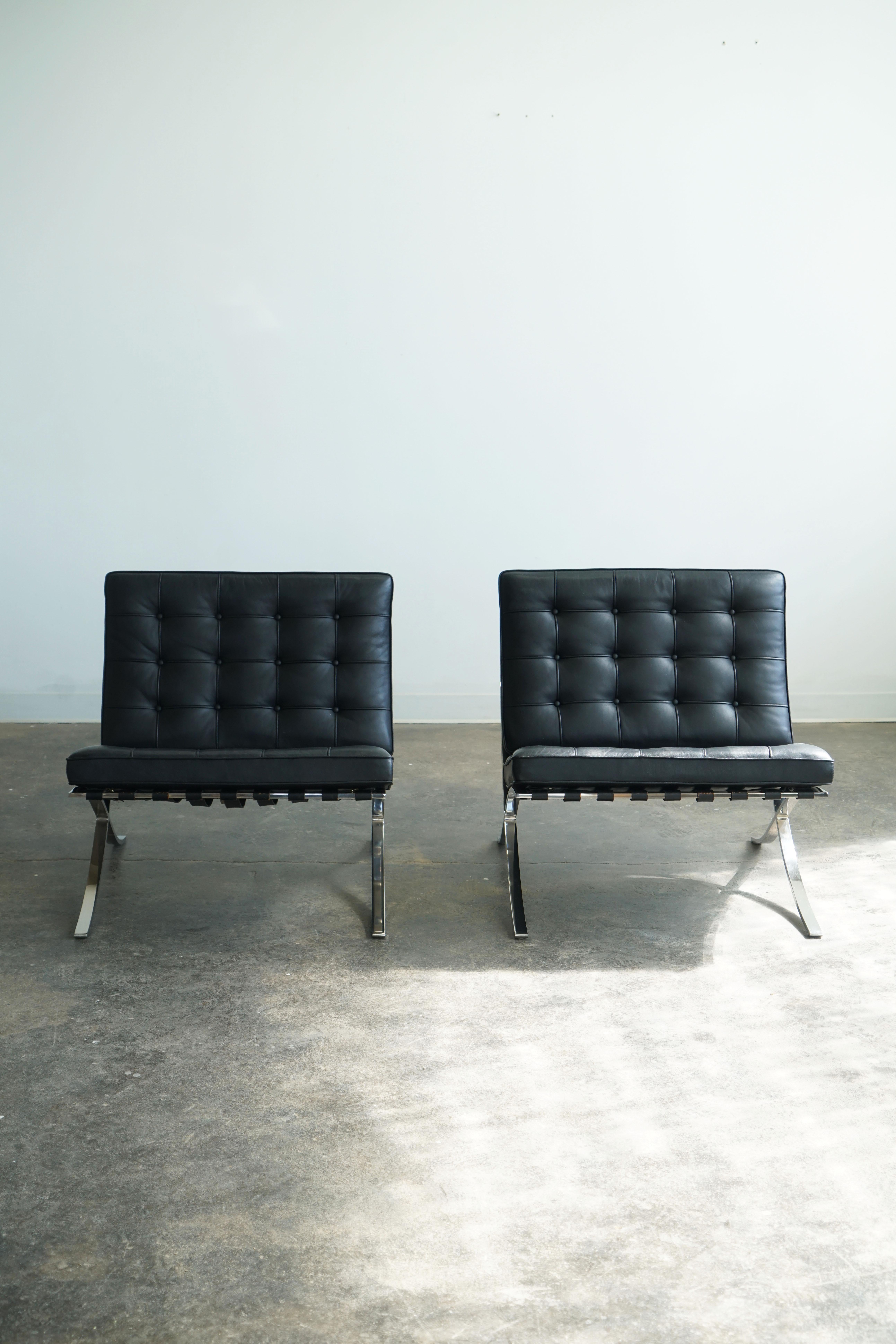 Knoll Barcelona Stühle, 2er Set.
Entworfen von Mies van der Rohe, ursprünglich im Jahr 1929.  
Schwarzes Leder.

Auf der Unterseite der Sitzkissen befinden sich Knoll-Herstellerschilder mit dem Datum 1987.

Der Barcelona Chair, einer der