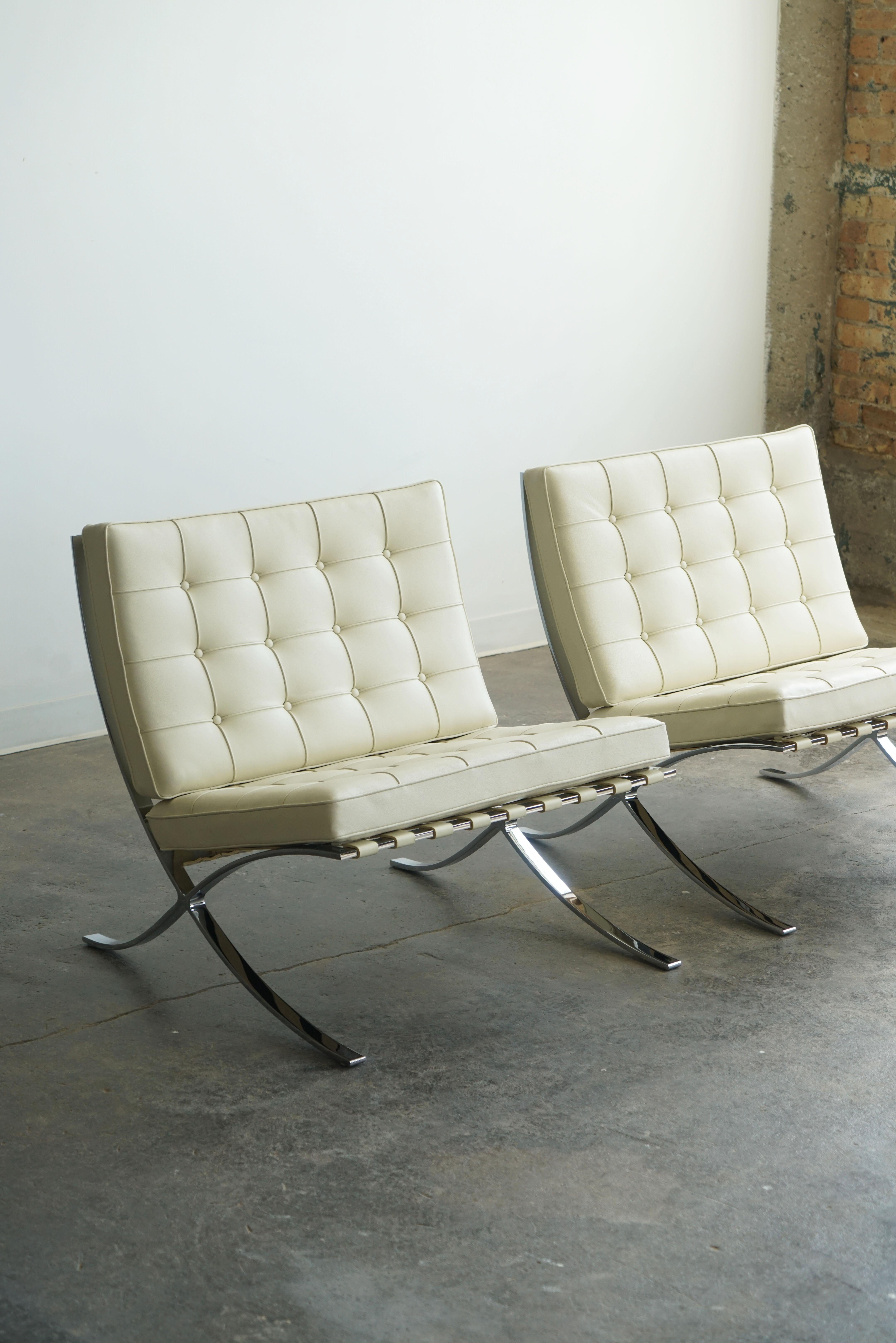 Knoll Barcelona Lounge Chairs by Mies van der Rohe, Ivory Leather  In Good Condition For Sale In Chicago, IL
