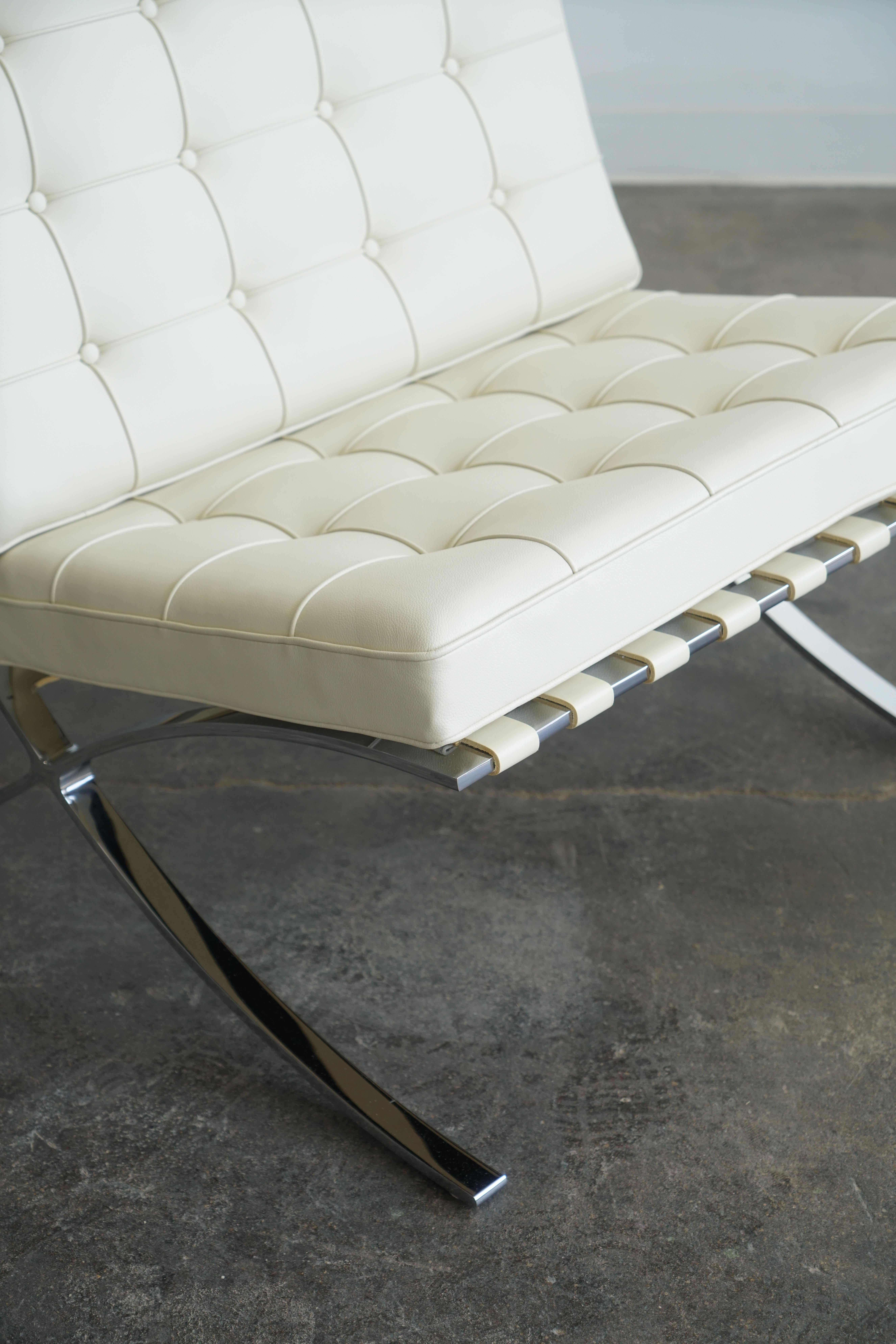Knoll Barcelona Lounge Chairs by Mies van der Rohe, Ivory Leather  In Good Condition In Chicago, IL