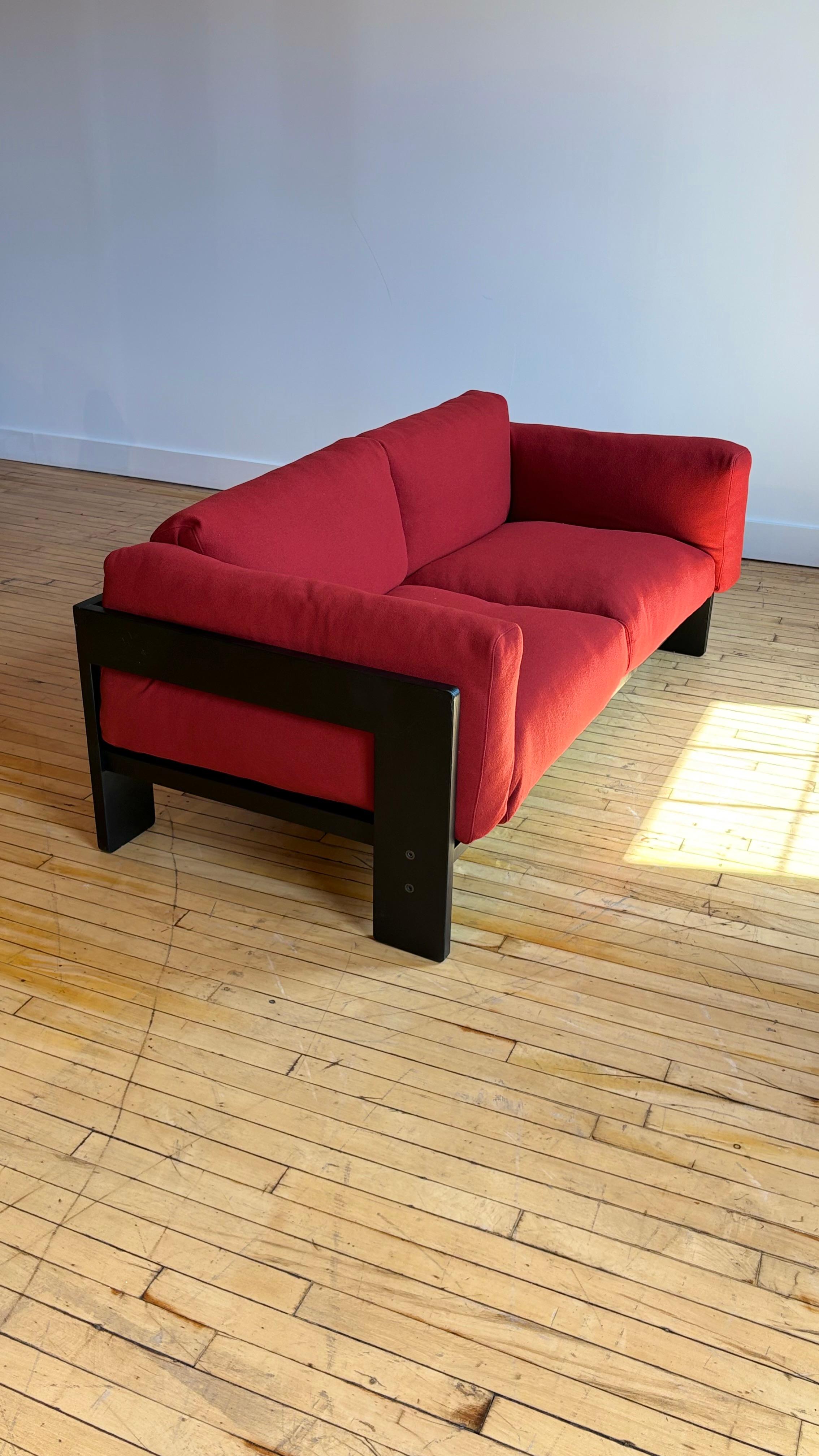 Diseño Tobia Scarpa, 1962 

Estructura de madera maciza ebonizada, correas de acero, espuma, tapicería de lana

 Fabricado por Knoll, firmado bajo los cojines. 

El tejido está en excelentes condiciones 

El marco tiene algunos signos menores de la
