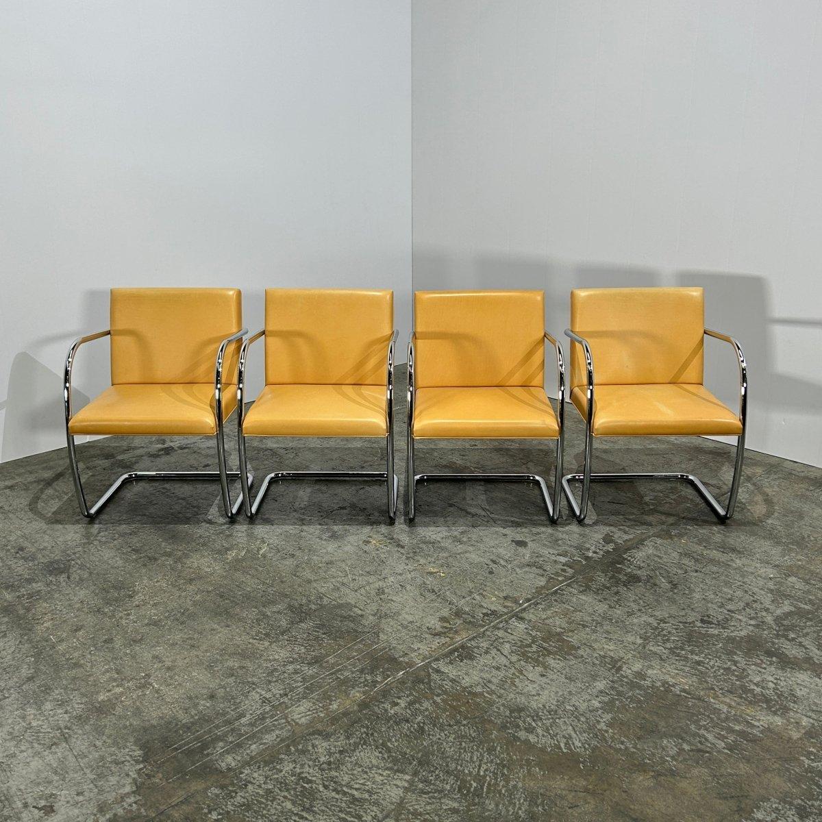 Introduisez une touche d'élégance intemporelle dans votre espace de vie avec la chaise tubulaire Brno en cuir gris de Ludwig Mies van der Rohe pour Knoll. Cette pièce emblématique présente un cadre tubulaire en acier épuré et un luxueux revêtement