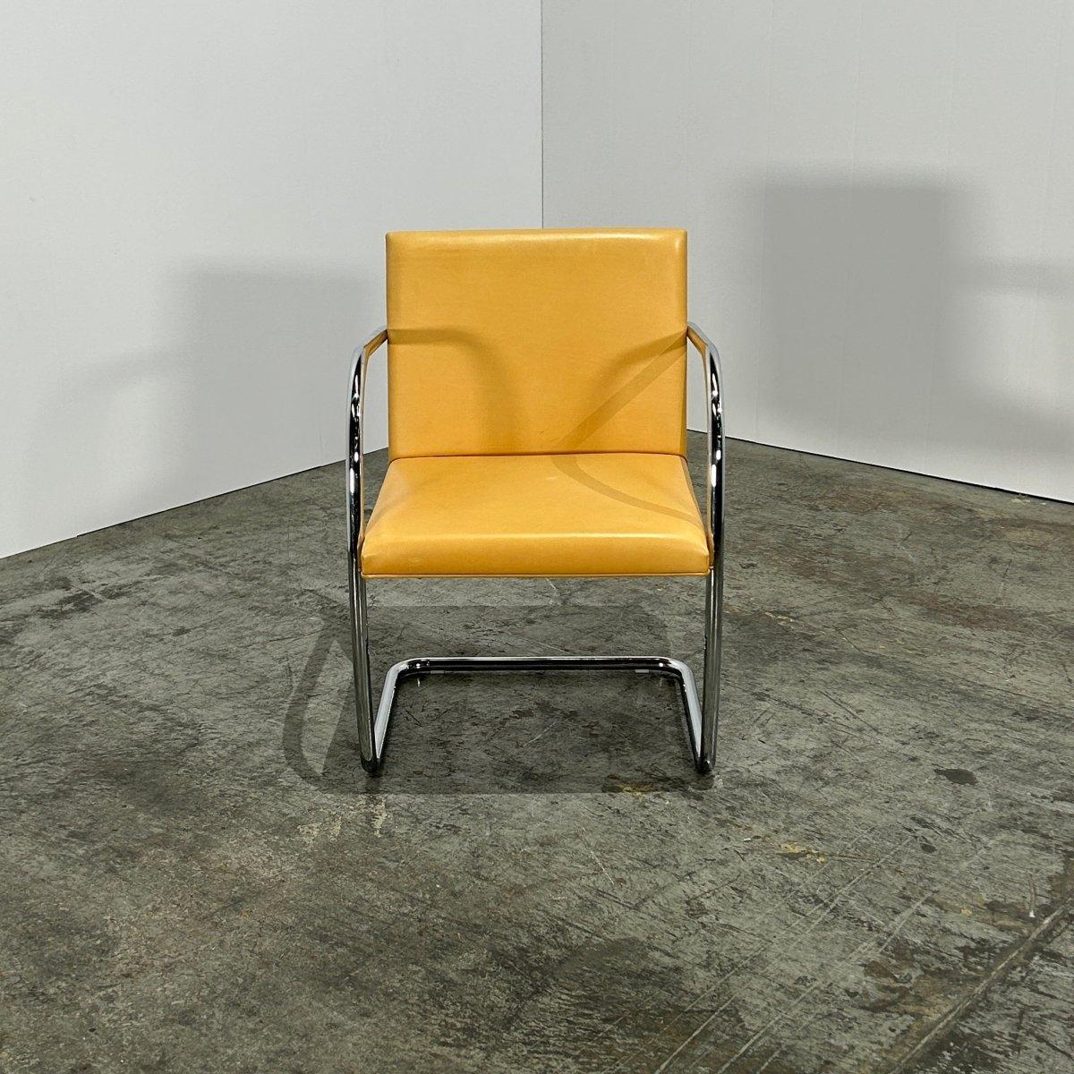 20ième siècle Chaise tubulaire Brno Knoll en cuir beige de Ludwig Mies van der Rohe en vente