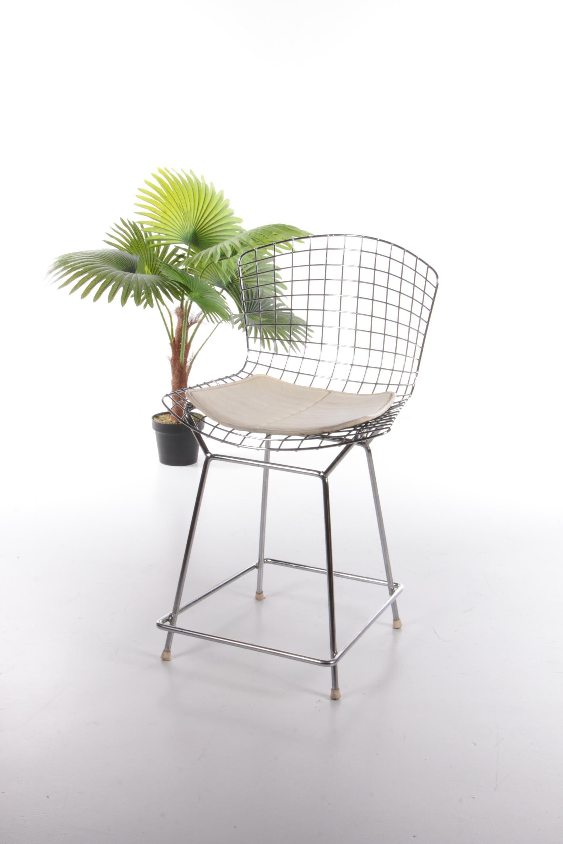 Knoll Bertoia bar stool with beautiful original cushion, 1970


The Bertoia side chair is available with a seat cushion. The frame is a welded steel construction with bars in chrome or bonded Rilsan.

The designer is Harry Bertoia and the