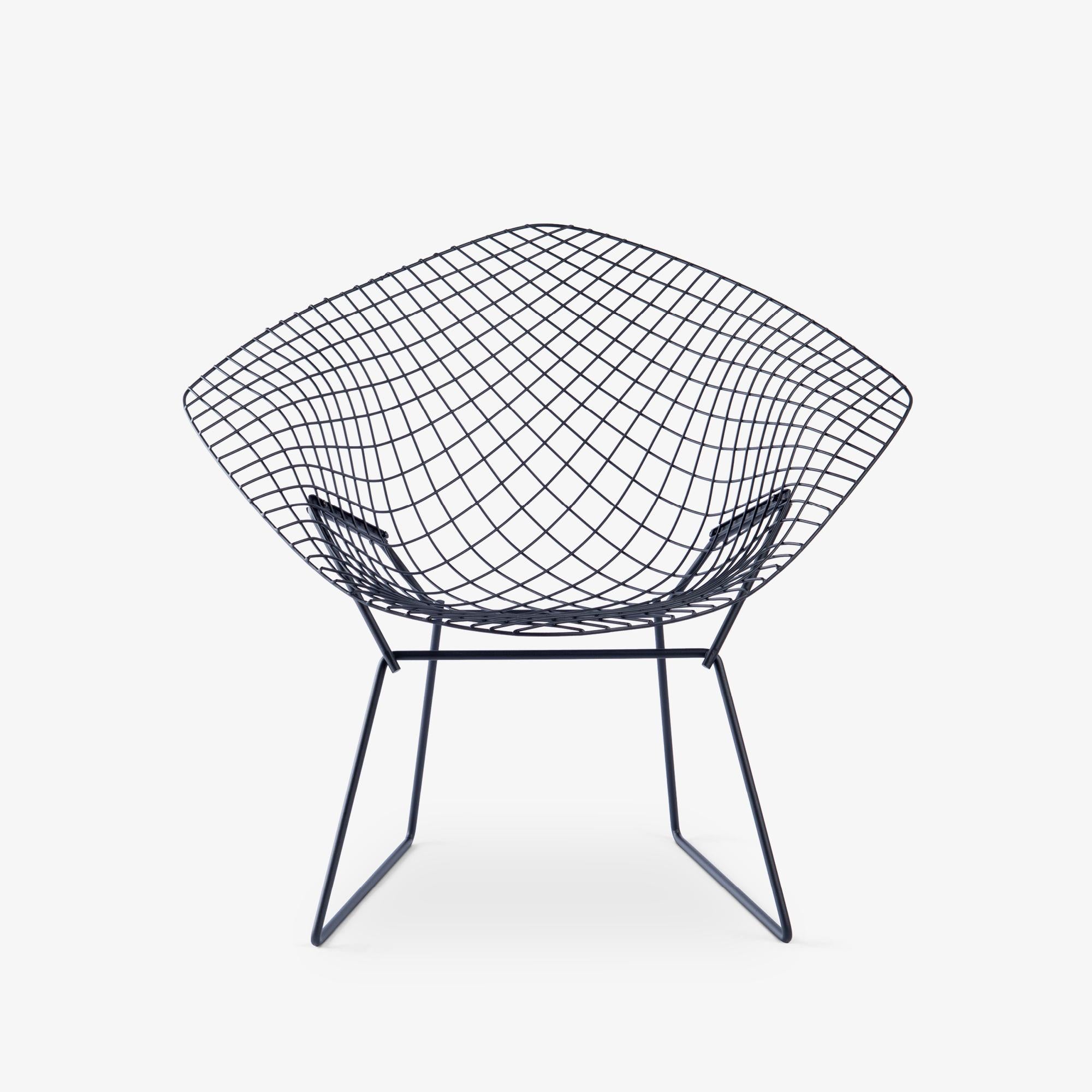 Le célèbre sculpteur Harry Bertoia a été invité par Florence Knoll à explorer comment ses expériences artistiques pouvaient se traduire dans la conception de meubles. Il n'y avait pas de cahier des charges spécifique, seulement une invitation