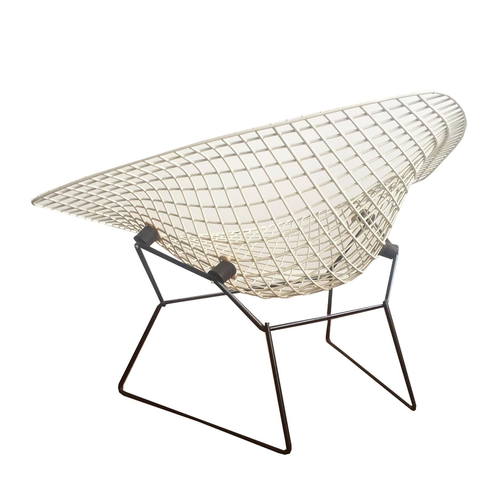 Authentic wide version of the iconic Diamond chair designed by Harry Bertoia for Knoll. Made of a welded metal mesh frame powder coated in white with a powder coated black base. The chair comes with a new yellow fabric seat cushion.

 